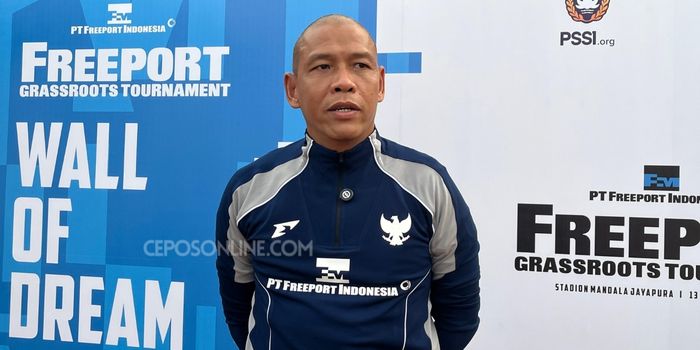 Pelatih Timnas Indonesia U17, Nova Arianto saat ditemui di Stadion Mandala Jayapura, Sabtu 14 Juni 2025.