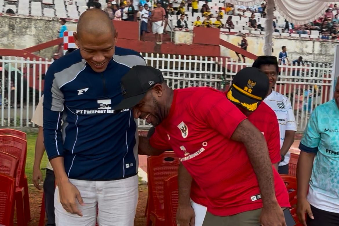 Keakraban Pelatih Timnas Indonesia U17, Nova Arianto, bersama Striker Persipura Jayapura, Boaz Solossa, di Stadion Mandala Jayapura, pada Sabtu 14 Juni 2025.