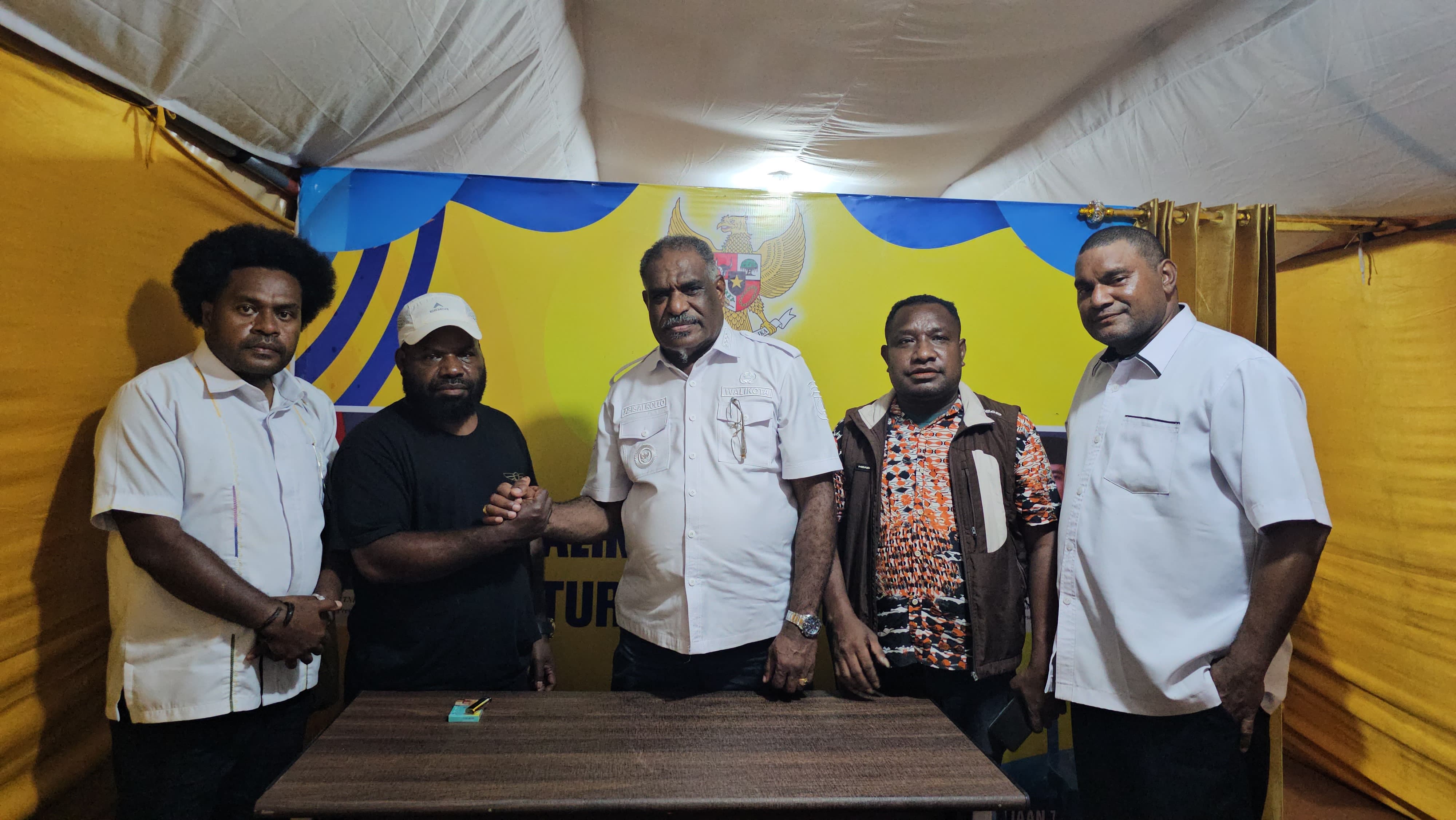 Wali Kota Jayapura, Abisai Rollo saat foto bersama dengan para tokoh Papua Pegunungan, Herry Asso (Baju hitam) usai pertemuan di Kampung Kayo Pulau, Rabu (18/6/2026). (CEPOSONLINE.COM/HANS PALEN)