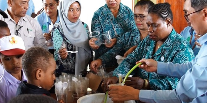 Dukung Penurunan Angka Stunting, TSE Group dan PKK Boven Digoel Berbagi Makanan Bernutrisi kepada Anak Sekolah