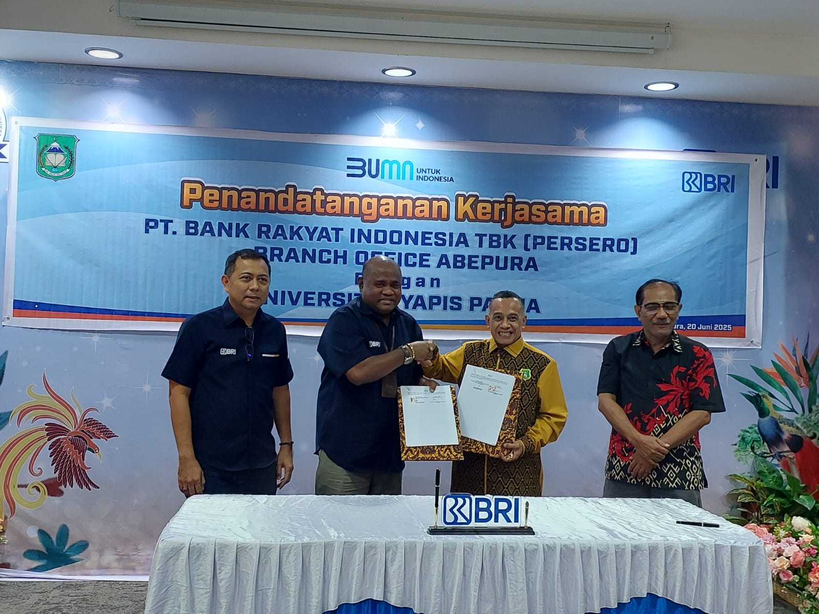 Pihak BRI Jayapura foto bersama dengan Jajaran Uniyap usai Penandatanganan Kerjasama Pengelolaan Payroll di Kantor BRI SBO Kota Jayapura, Jumat (20/6/2025). (CEPOSONLINE.COM/KAREL)