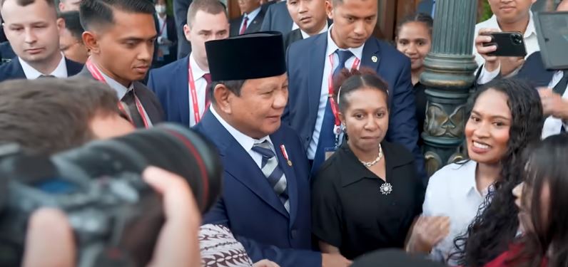 Mahasiswa asal Papua saat bersalaman dengan Presiden RI, Prabowo Subianto, di St Petersburg Rusia.