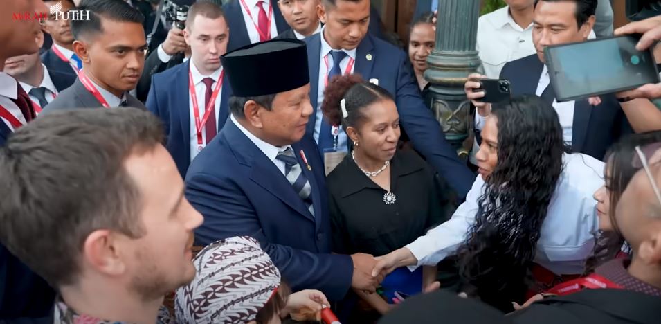 Mahasiswa asal Papua saat bersalaman dengan Presiden RI, Prabowo Subianto, di St Petersburg Rusia.