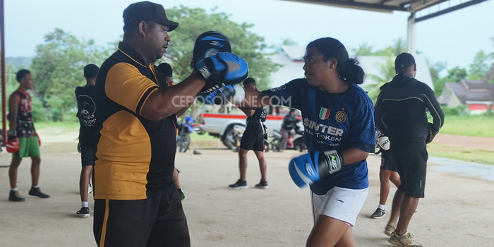Aipda Marlon Rumbiak saat melatih anak-anak didik Sasana Ambroben Boxing Club di Lapangan Cenderawasih, Biak, Sabtu akhir pekan.