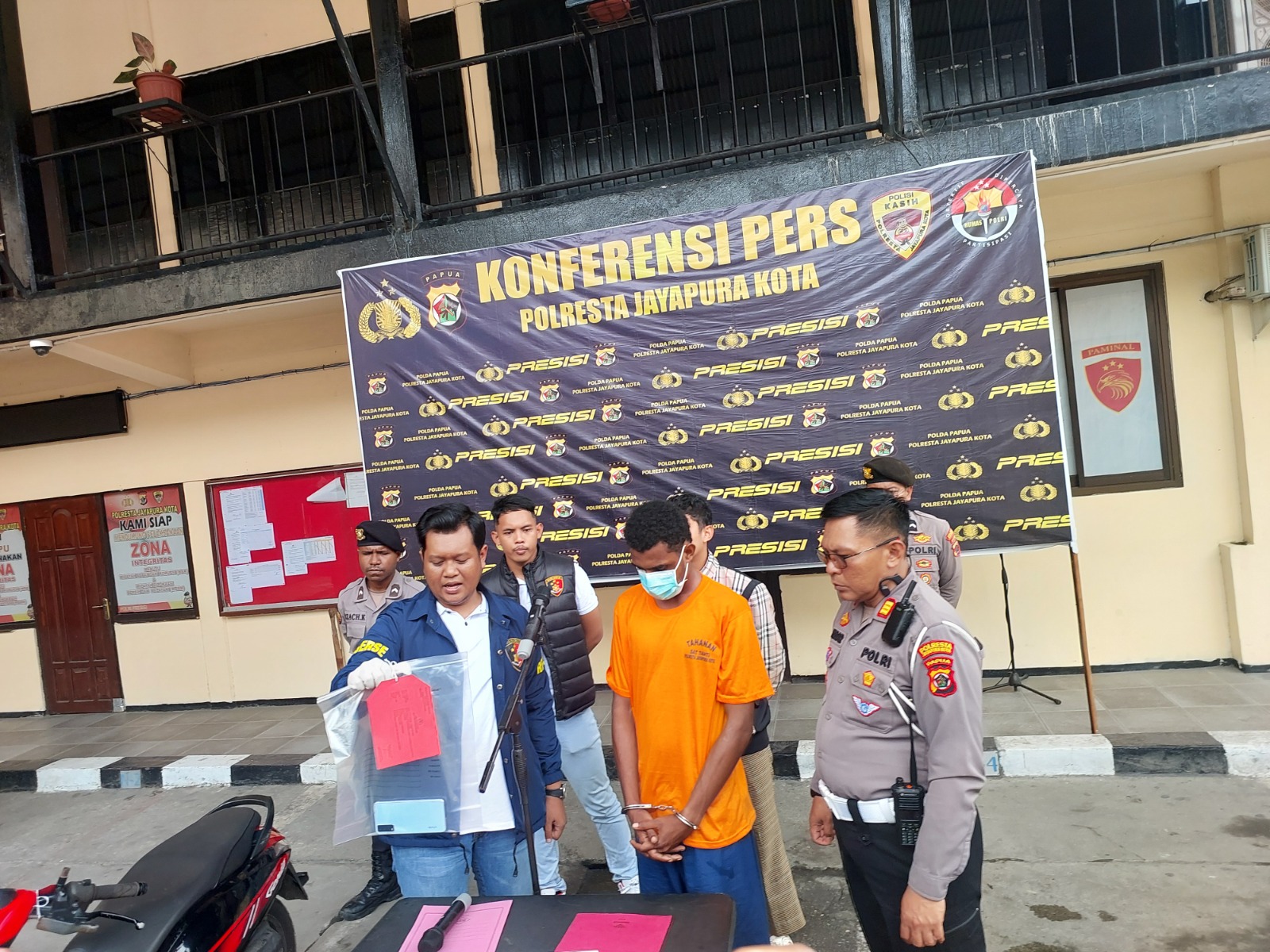 DM alias Hengki, tersangka yang meninggalkan korban lakalantas Bruno Tanfa Chilong hingga meninggal di depan Lapangan Tembak Jalan Baru Kotaraja, 11 Juni lalu, dihadirkan pers rilis Mapolresta, (21/6)