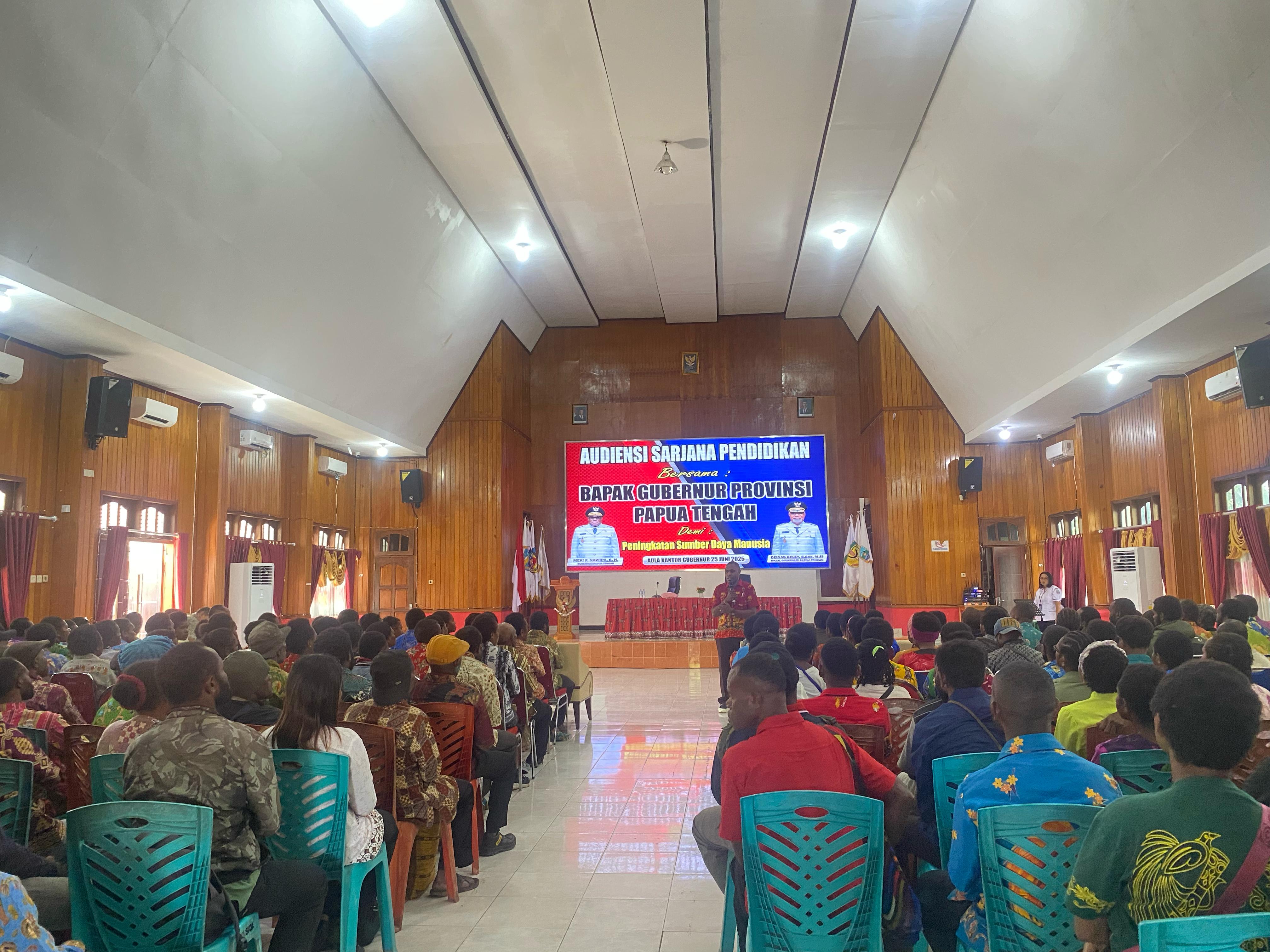 Ratusan Sarjana Pendidikan saat mendengar Arahan Dari Koordinator Tim Penggerak Sarjana Pendidikan di Papua Tengah. (CEPOSONLINE.COM/THERESIA F. TEKEGE)