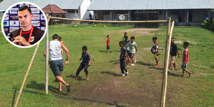 Kiper Timnas Indonesia, Emil Audero Mulyadi bermain sepak bola di salah satu SMP Negeri di Lombok Tengah. (Lombok Post)