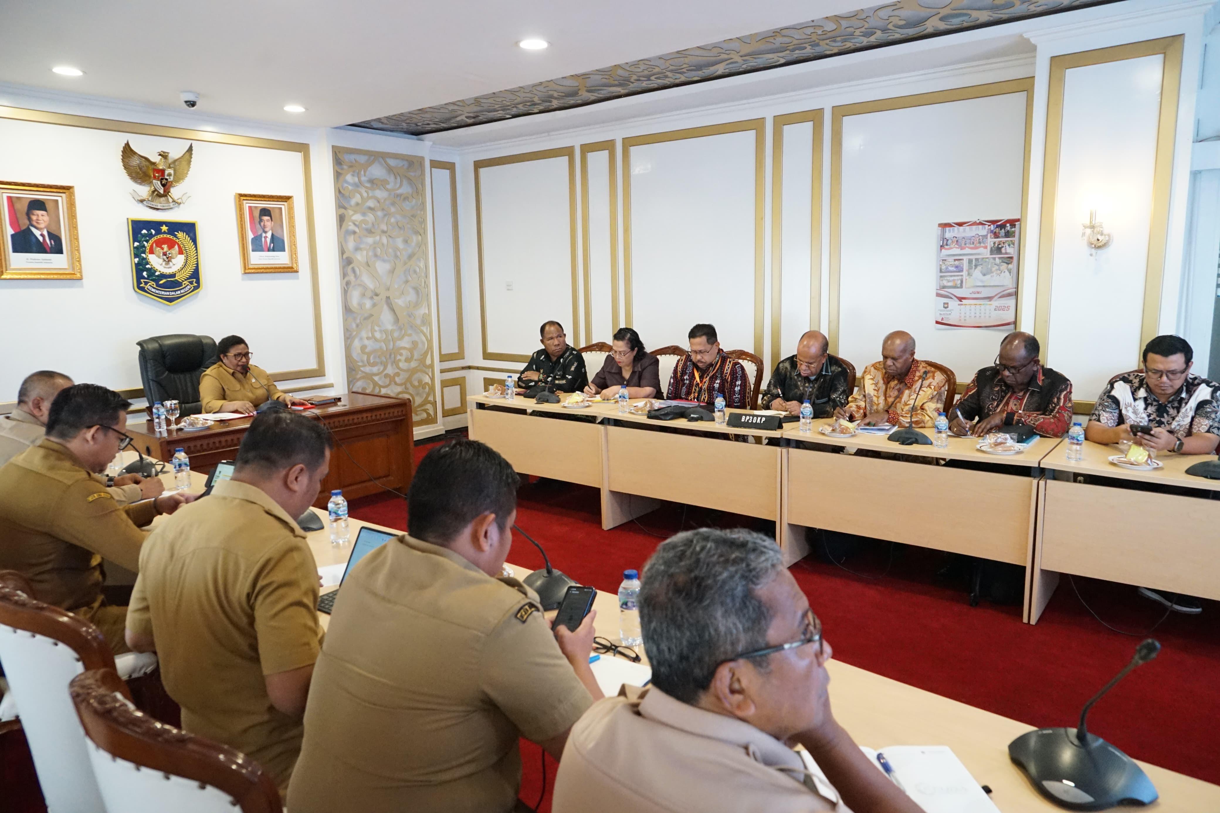 Rapat Koordinasi bersama Badan Pengarah Percepatan Pembangunan Otonomi Khusus Papua (BP3OKP). di Ruang Rapat Menteri Dalam Negeri, Gedung A, Kantor Pusat Kementerian Dalam Negeri, Selasa (24/6/2025).