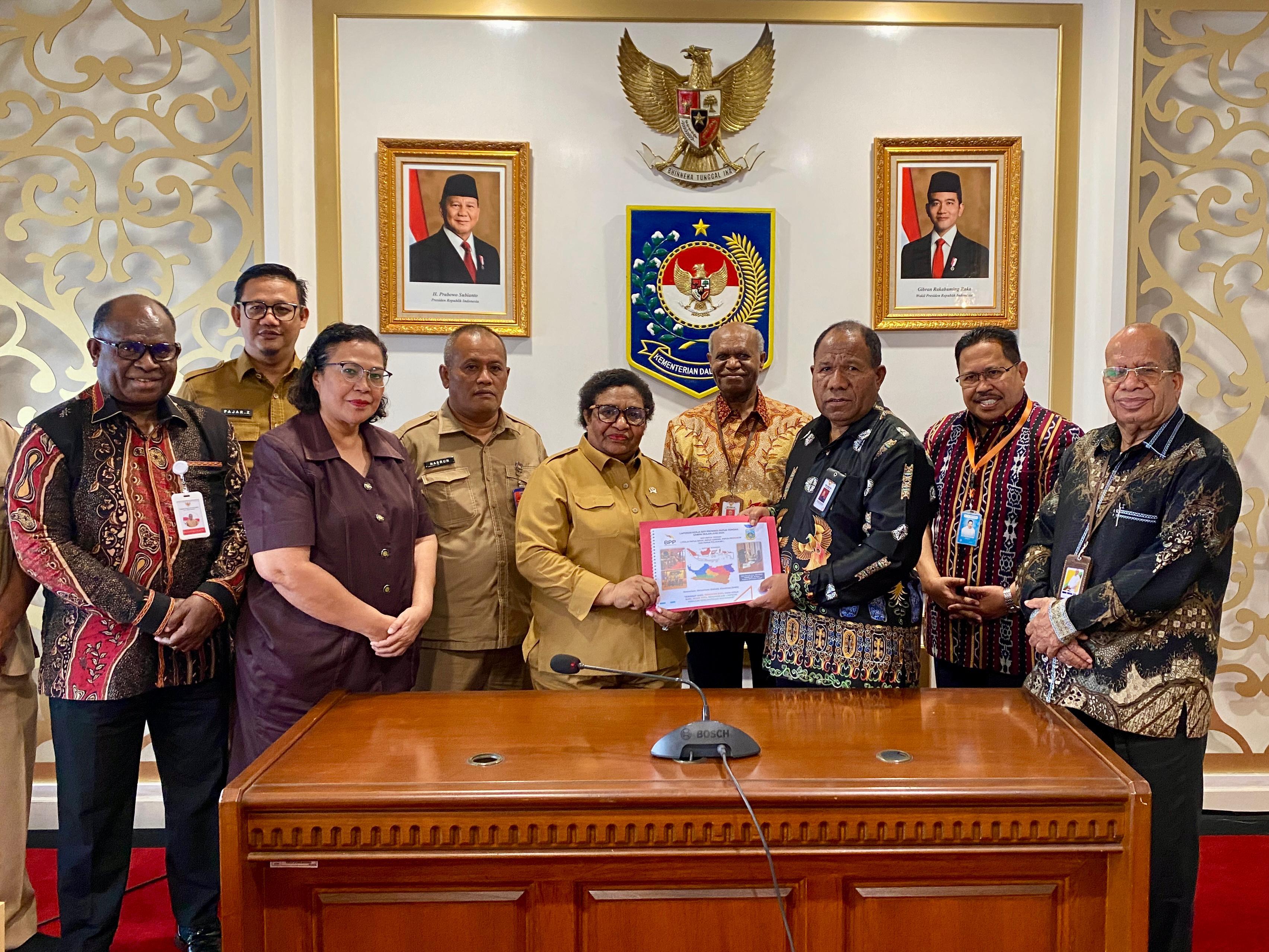 Rapat Koordinasi bersama Badan Pengarah Percepatan Pembangunan Otonomi Khusus Papua (BP3OKP). di Ruang Rapat Menteri Dalam Negeri, Gedung A, Kantor Pusat Kementerian Dalam Negeri, Selasa (24/6/2025).