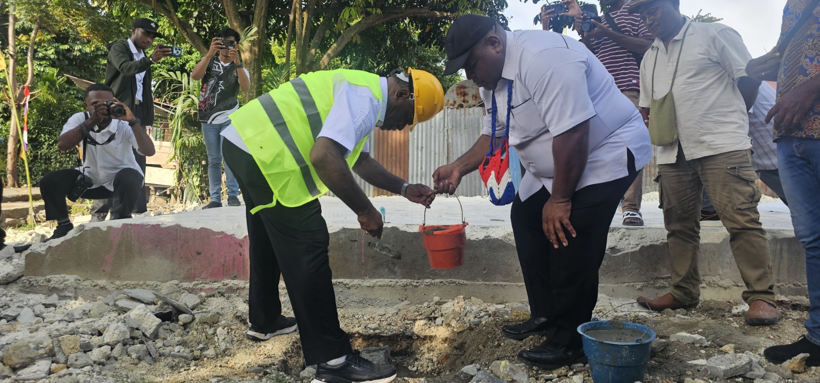 Wali Kota Jayapura, Abisai Rollo saat meletakkan batu pertama pembangunan gedung Koperasi Merah Putih di Kampung Waena, Selasa (25/6/2025).