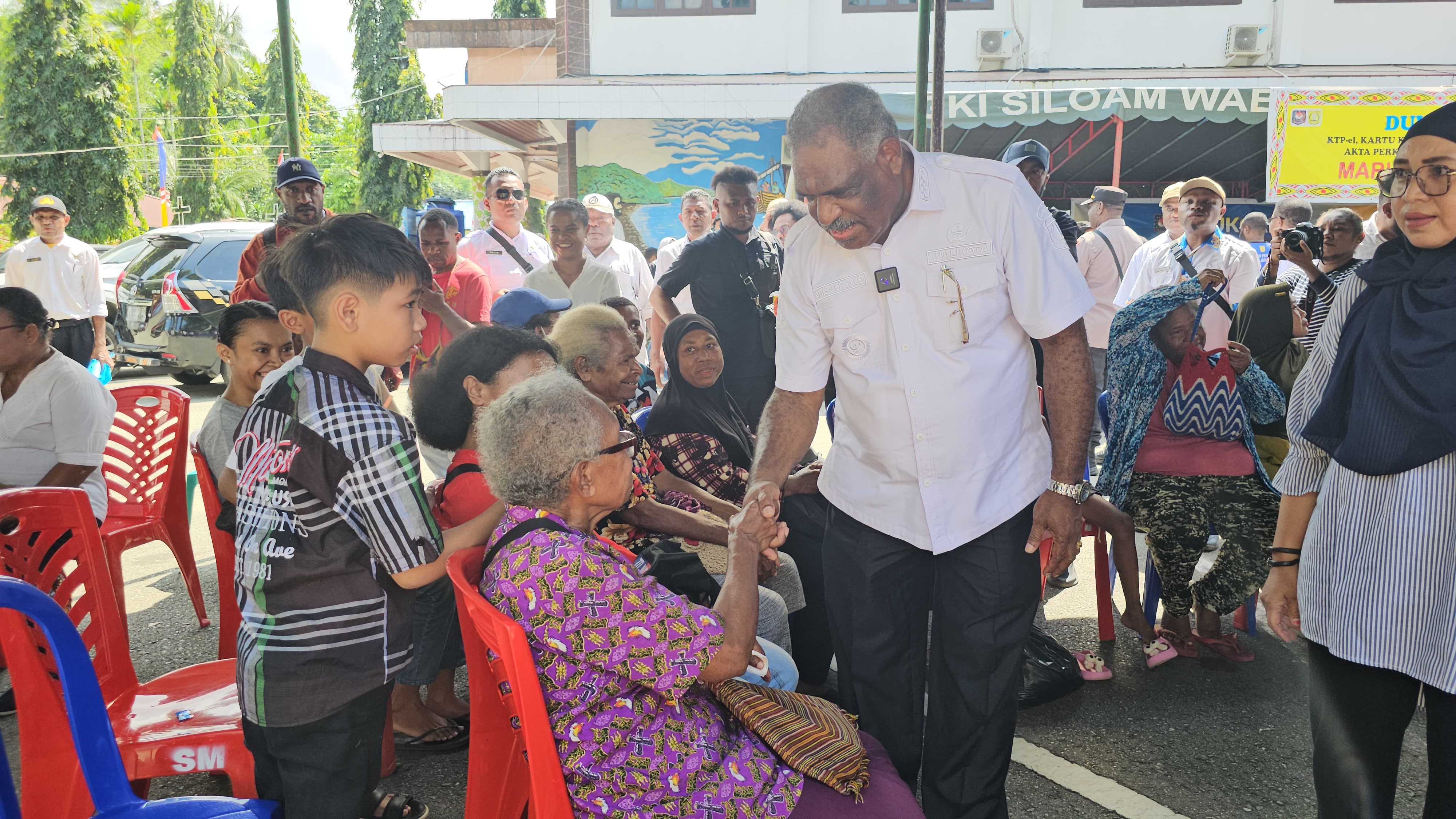 Wali Kota Jayapura, Abisai Rollo saat menyapa warga di sela-sela pelayanan kesehatan gratis di Kampung Waena, Rabu (25/6/2025). (CEPOSONLINE.COM/HANS PALEN)