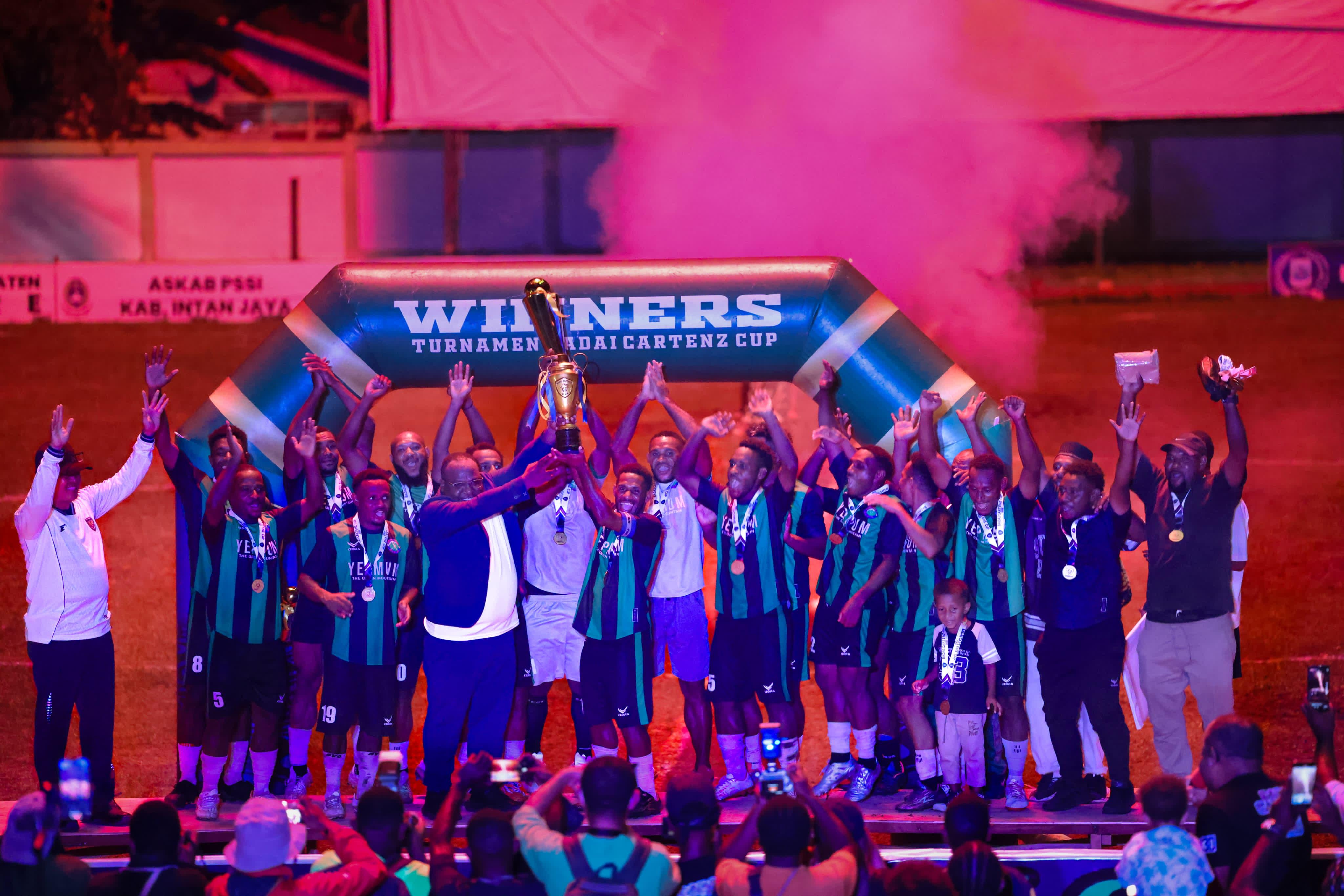 Tim PS SIFIC saat menerima Piala bergilir dan piala tetap serta uang pembinaan dari CEO Badai Chartenz, Henes Sondegau. (CEPOSONLINE.COM/THERESIA F. TEKEGE)