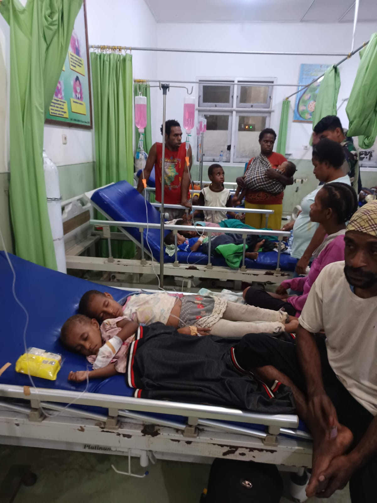 Sejumlah anak-anak yang mendapat penanganan medis di RSUD Boven Digoel Sabtu (28/6/2025)