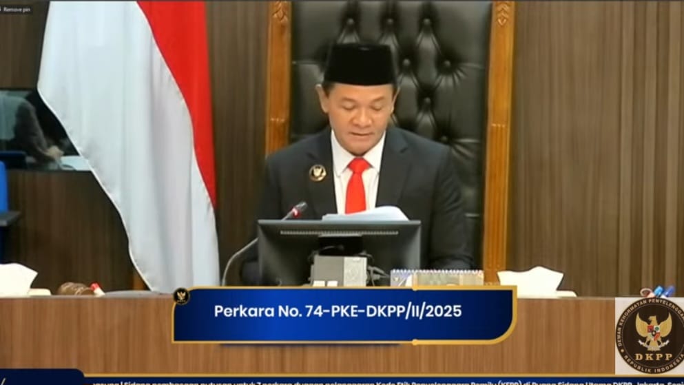 Ketua Majelis Heddy Lugito membacakan amar putusan Sidang DKPP Perkara KPU Kota Jayapura dalam sidang terbuka di gedung DKPP, Senin (30/6/2025).
