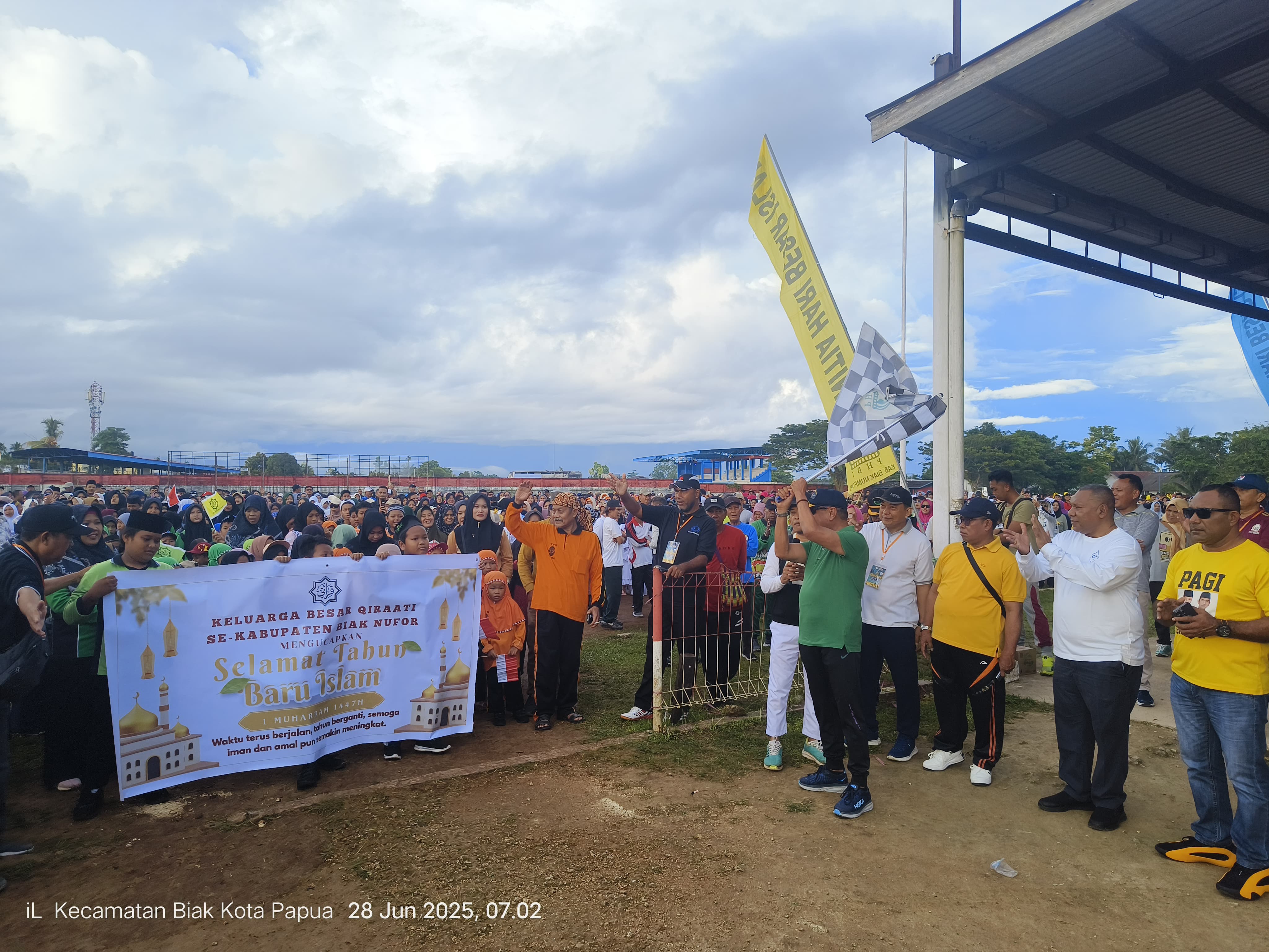 Plt Asisten I Franssico Olla saat melepas para peserta Gerak Jalan 1 Muharam, Sabtu (27/6).