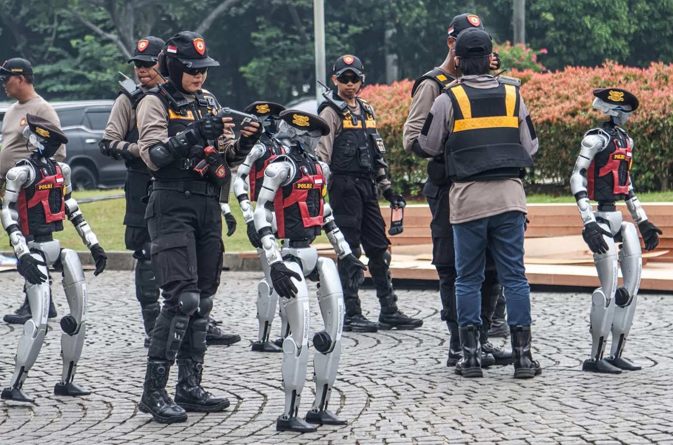Sejumlah personel Polri mempersiapkan robot humanoid dan robot anjing untuk mengikuti gladi kotor HUT Polri di Lapangan Monas, Sabtu (28/06/2025)