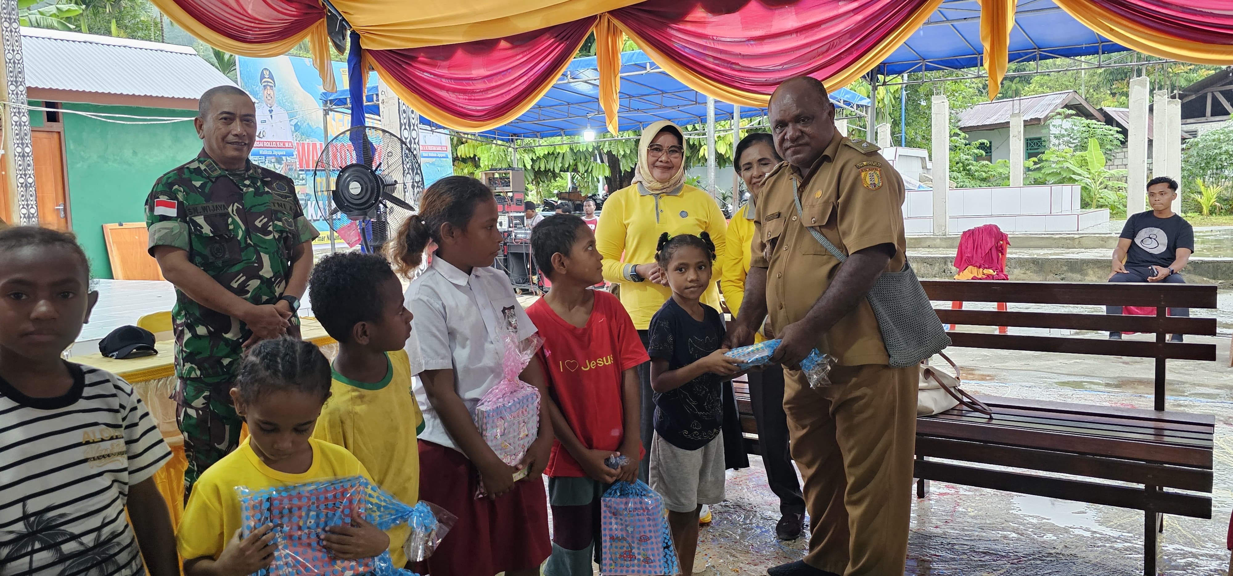 Kepala Kampung Yoka, Anthonius Mebri saat memberikan bantuan alat tulis kepada anak-anak sekolah pada giat Turkam Wali Kota Jayapura, Abisai Rollo di Kampung Yoka, Selasa (1/7/2025).