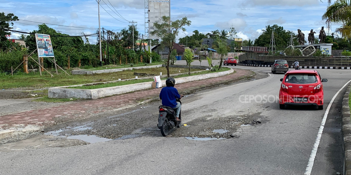 Kondisi jalan di Jalan Cenderawasih sebelum bundaran Mimika Smart City yang sudah mengalami kerusakan. (Cenderawasih Pos/Moh. Wahyu Welerubun).