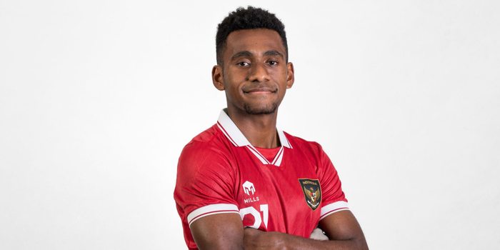 Iqbal Gwijangge berseragam Timnas Indonesia.