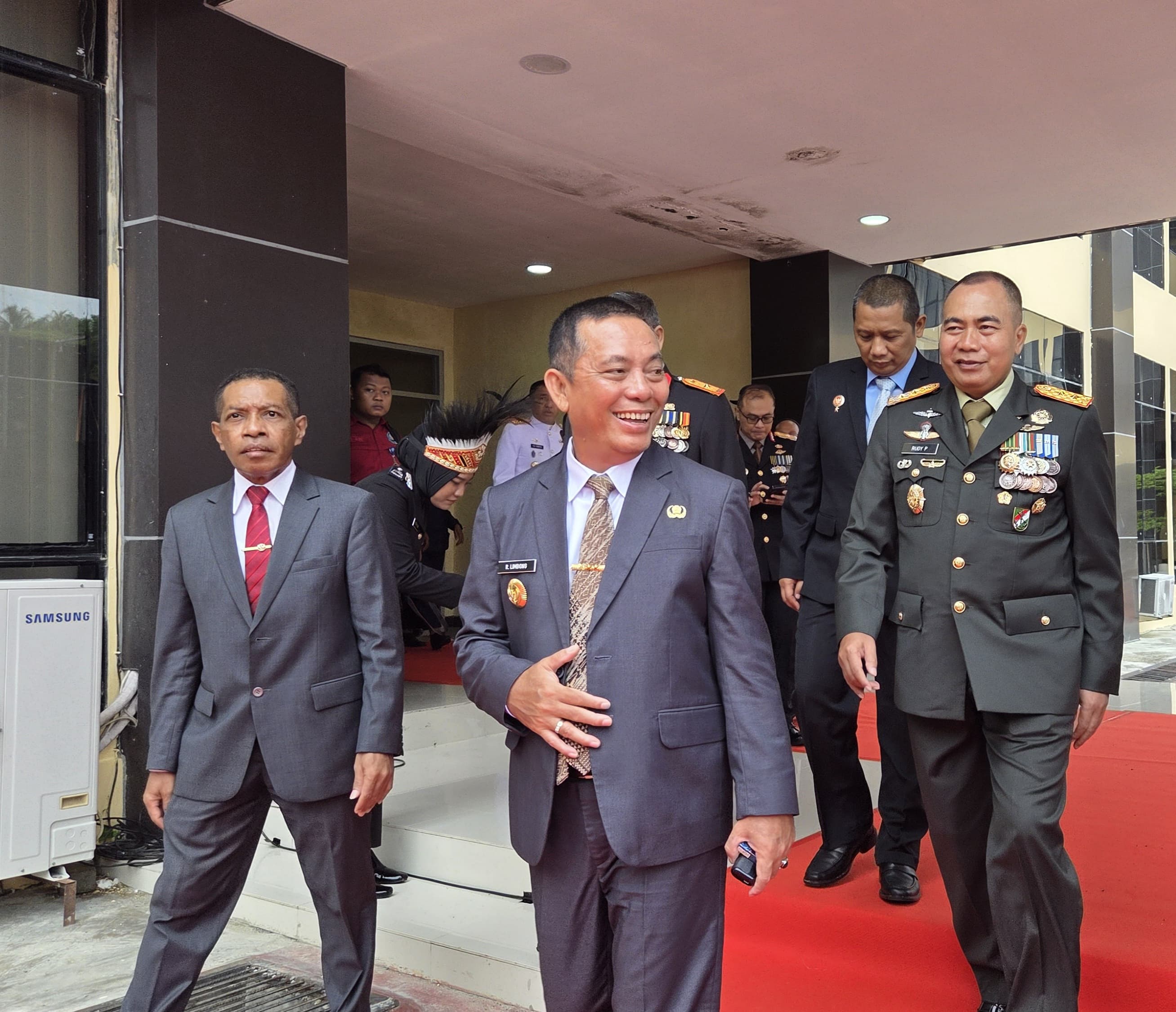 Pj Gubernur Papua Ramses Limbong didampingi Rektor Uncen dan Pangdam XVII/Cenderawasih saat menghadiri Hari Bhayangkara di Polda Papua, Senin (1/7/2025). Saat ini dirinya diisukan bakal diganti.