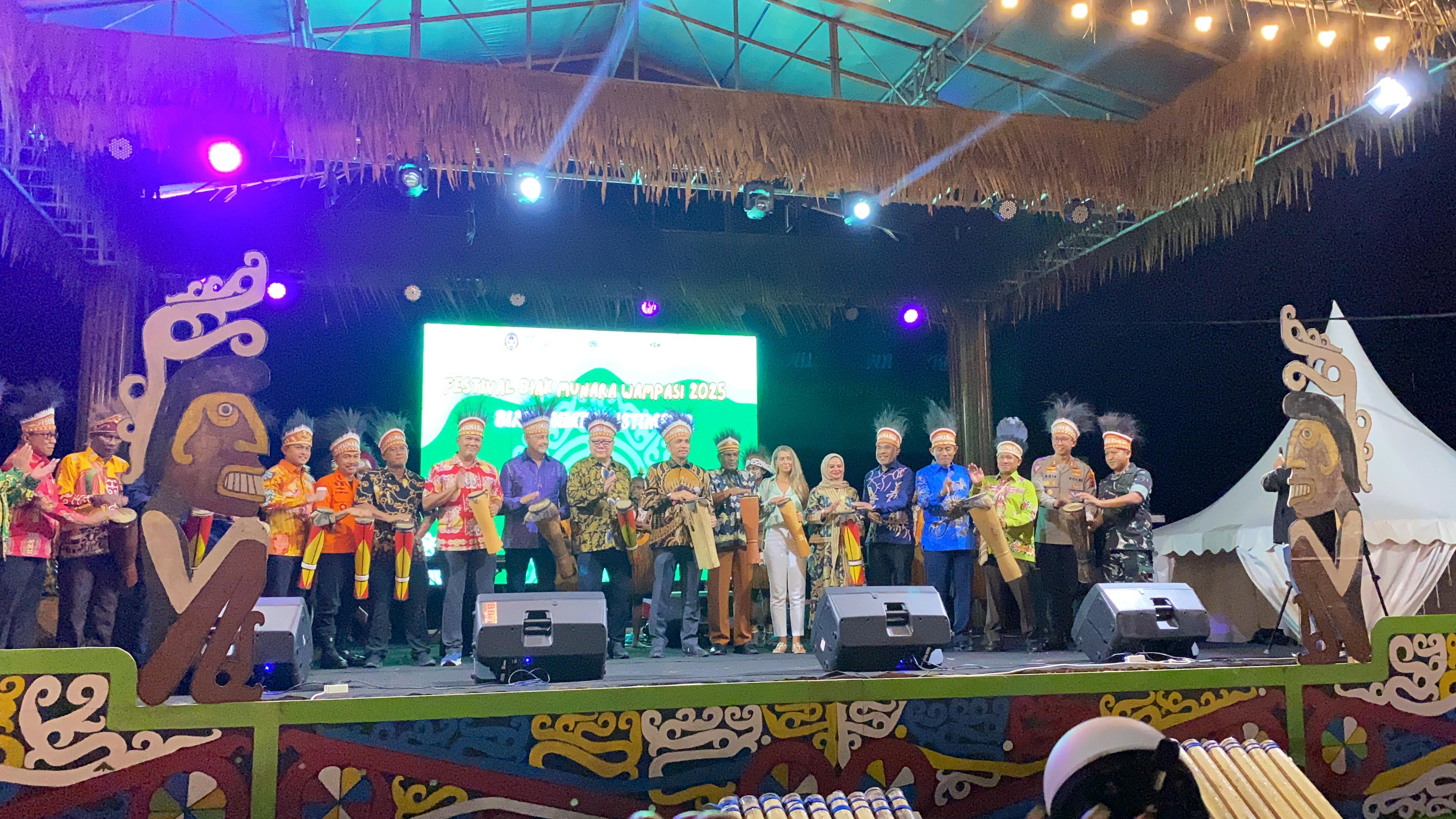 Pembukaan Festival FBMW ke 10 Tahun 20205 di Hanggar Lanud Manuhua, Selasa malam (1/7).
