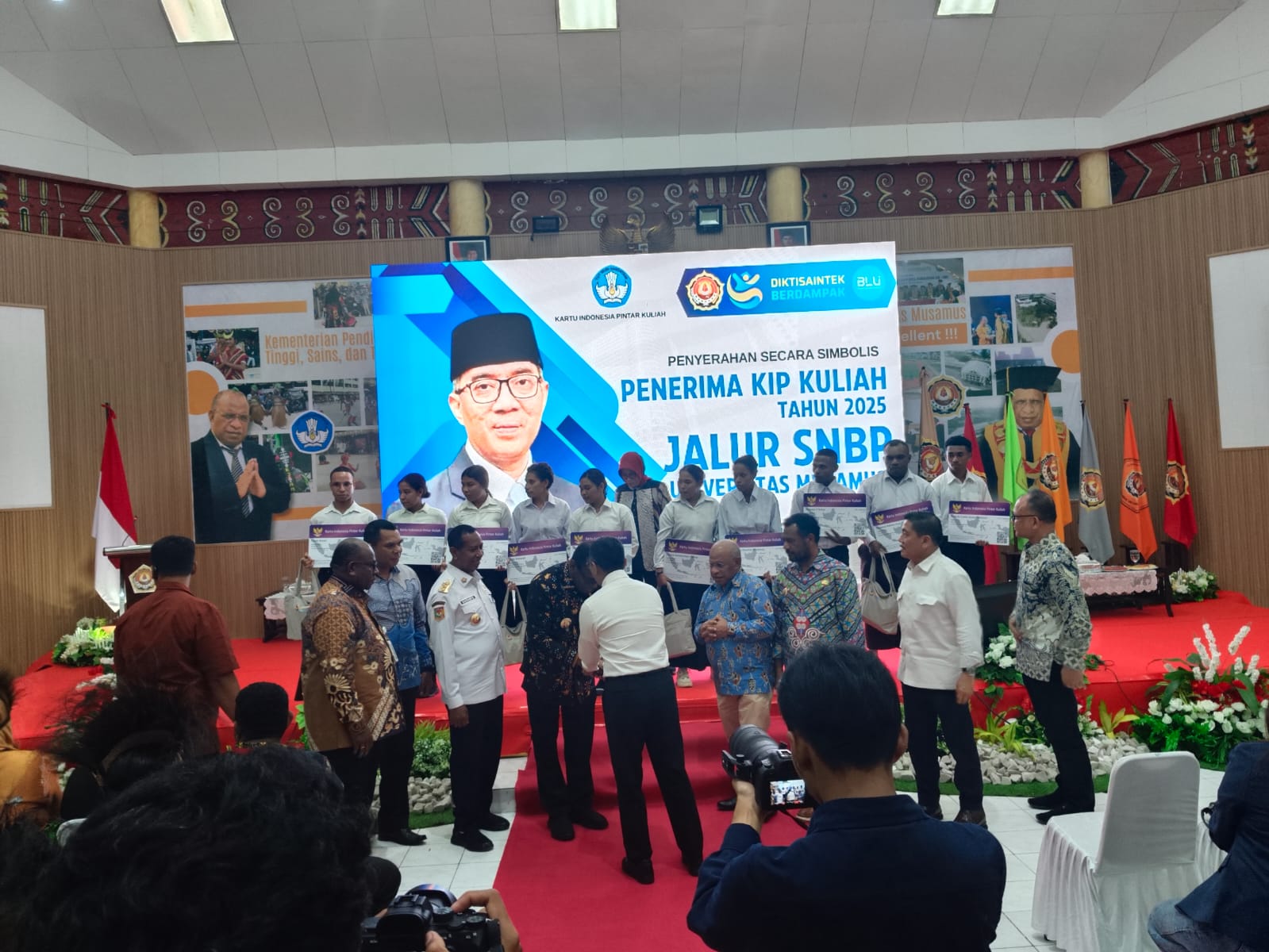 Perwakilan Mahasiswa Unmus yang menerima KIP dari (Mendiktisaintek Republik Indonesia Brian Yuliarto, Kamis (3/7/2025).(Ceposonline.com/Sulo)