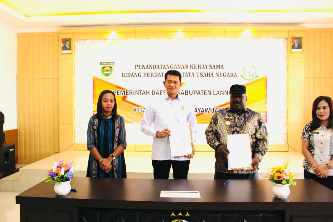 Penandatanganan PKS antara Bupati Lanny Jaya Aletinus Yigibalom dan Kejari Jayawijaya Salman, ui pendampingan bidang perdata dan tata usaha di kantor Kejari Jayawijaya, Jumat (4/7/2025).