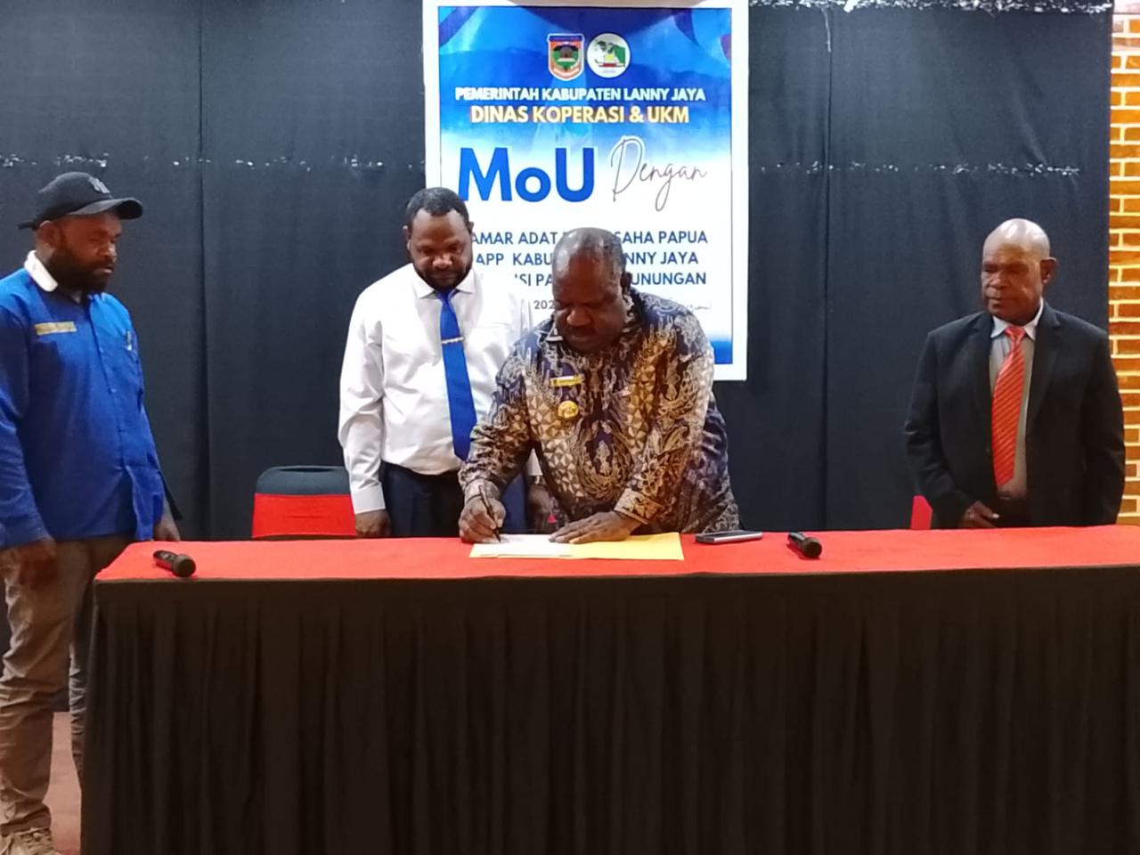 Bupati Lanny Jaya Alethinus Yigibalom saat melakukan penandatanganan MoU dengan Dinas Koperasi dan UMKM Lanny Jaya untuk bantuan modal usaha bagi KAPP di hotel Grand Baliem Wamena jumat (4/7).
