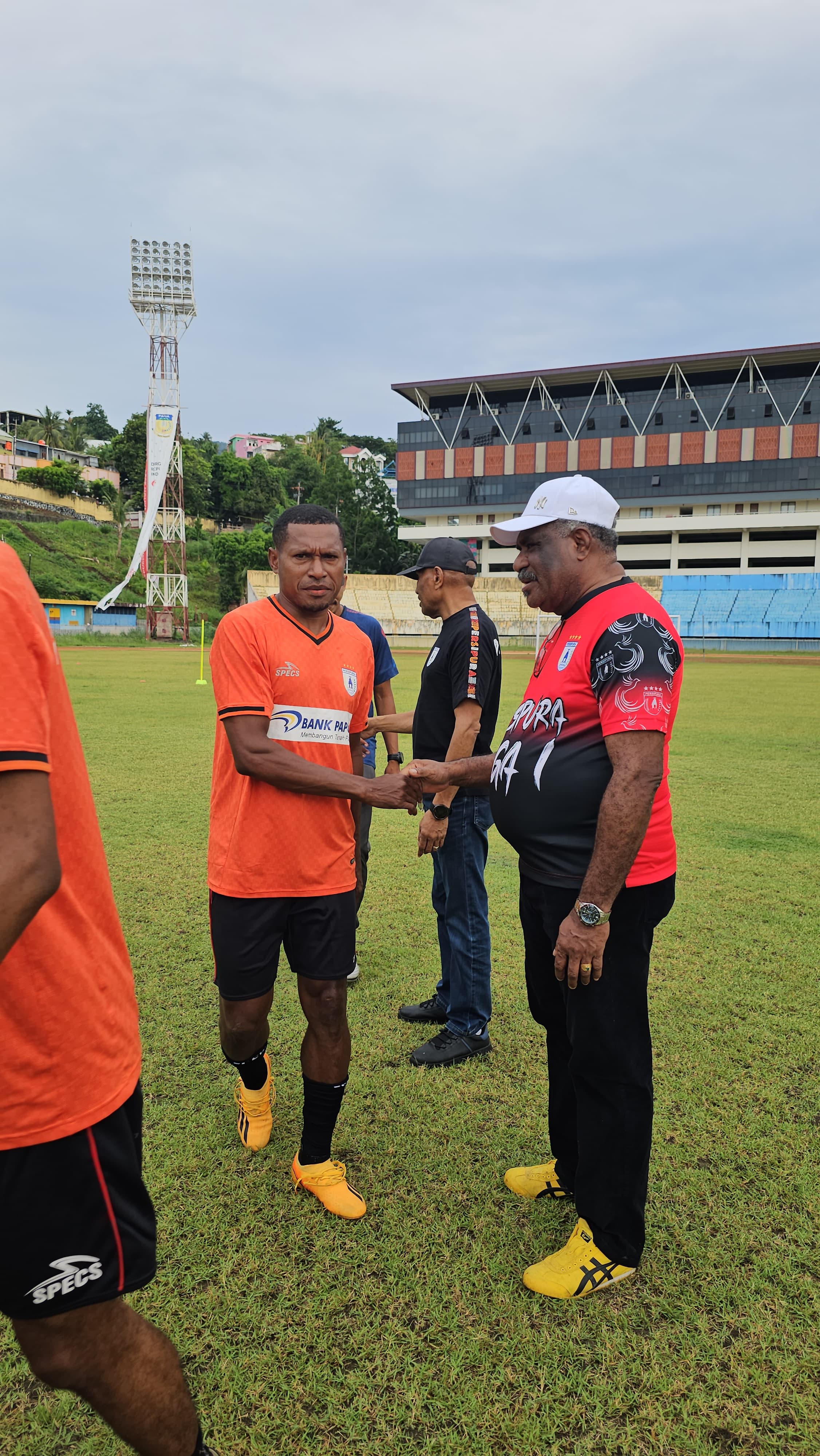 Yustinus Pae bersalaman dengan Ketua Harian Persipura, Abisai Rollo saat sesi latihan di Stadion Mandala pada persiapan Liga 2 musim 2024/2025 lalu. (CEPOSONLINE.COM/HANS PALEN)