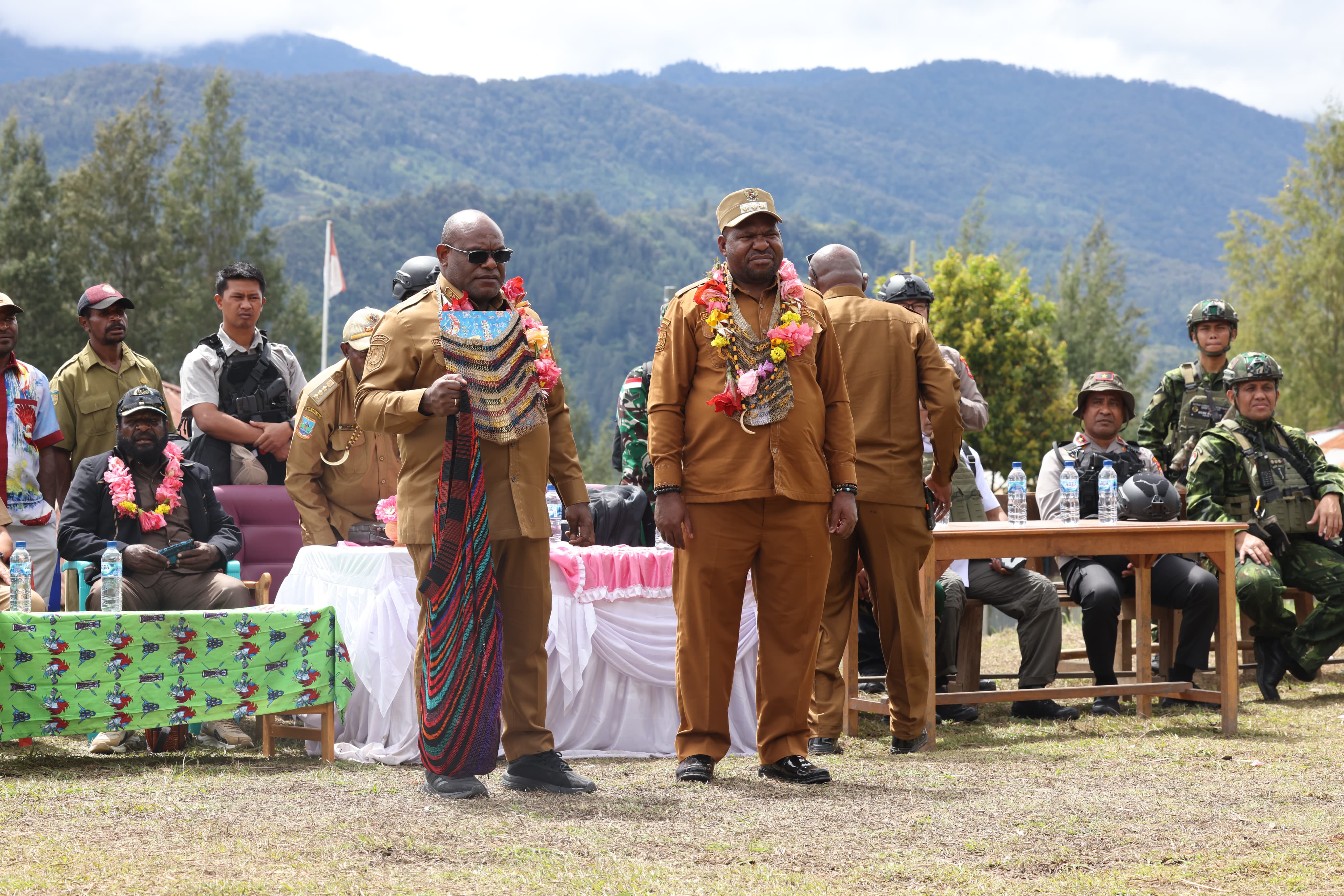 Gubernur Papua Tengah, Meki Nawipa saat menyapa masyarakat Moni di Intan Jaya. (CEPOSONLINE.COM/HUMAS PEMPROV)