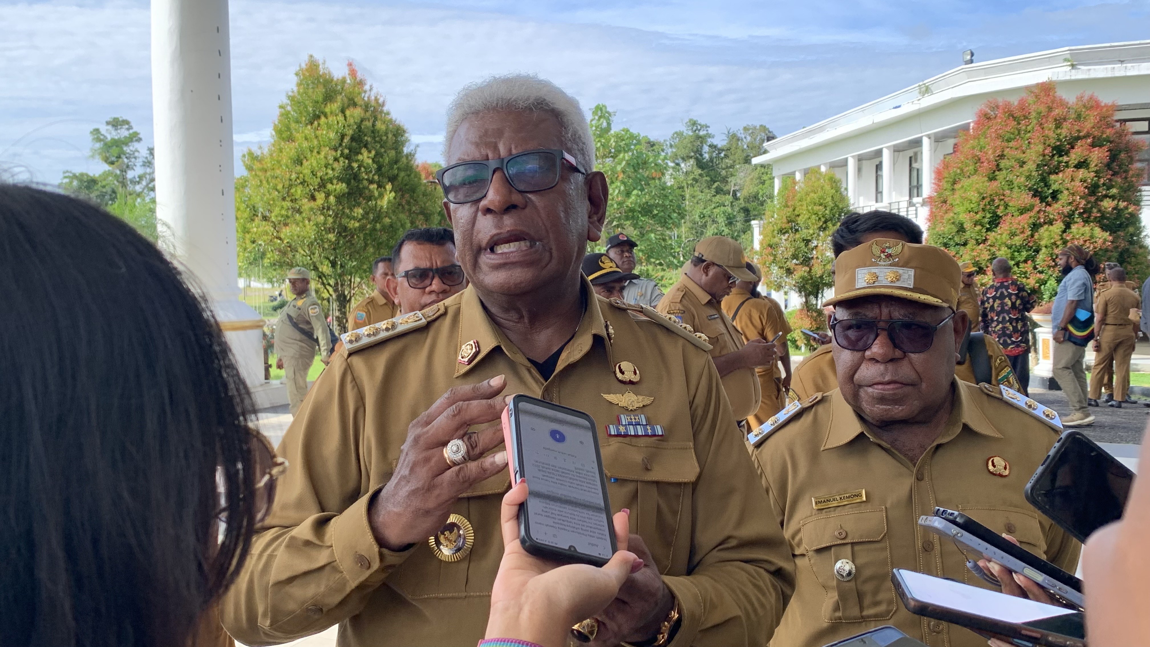 Bupati Mimika, Johannes Rettob (kiri), didampingi Wakil Bupati Mimika, Emanuel Kemong (kanan), saat diwawancara.