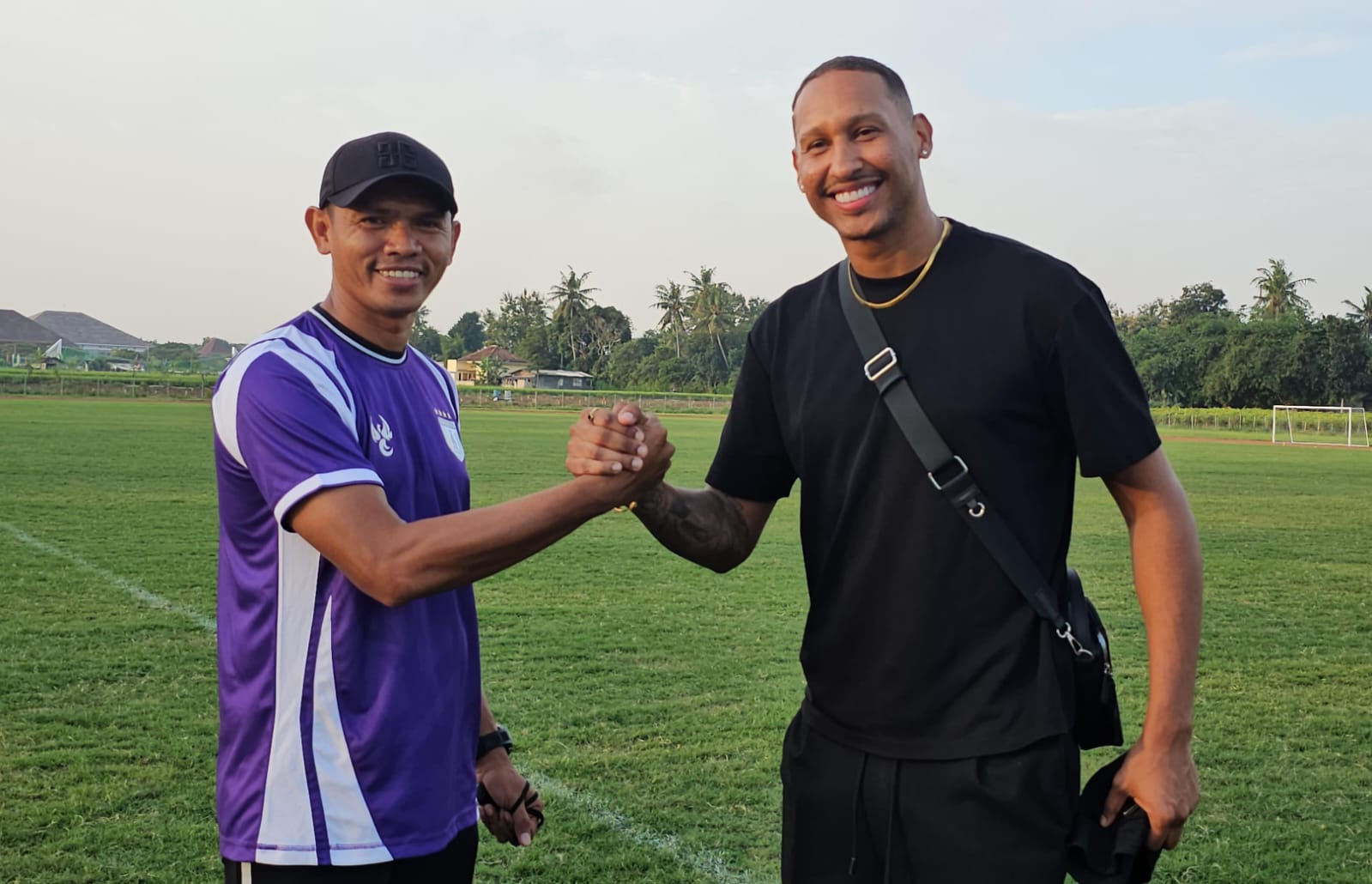 Pelatih Persipura, Ricardo Salampessy saat bersalaman dengan Artur Jesus Vieira. (CEPOSONLINE.COM/HANS PALEN).