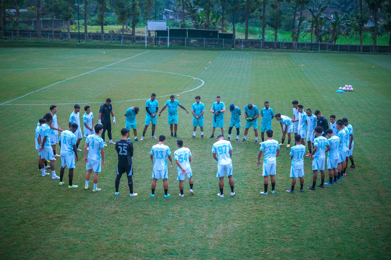 Latihan perdana PSBS Biak di Yogyakarta.