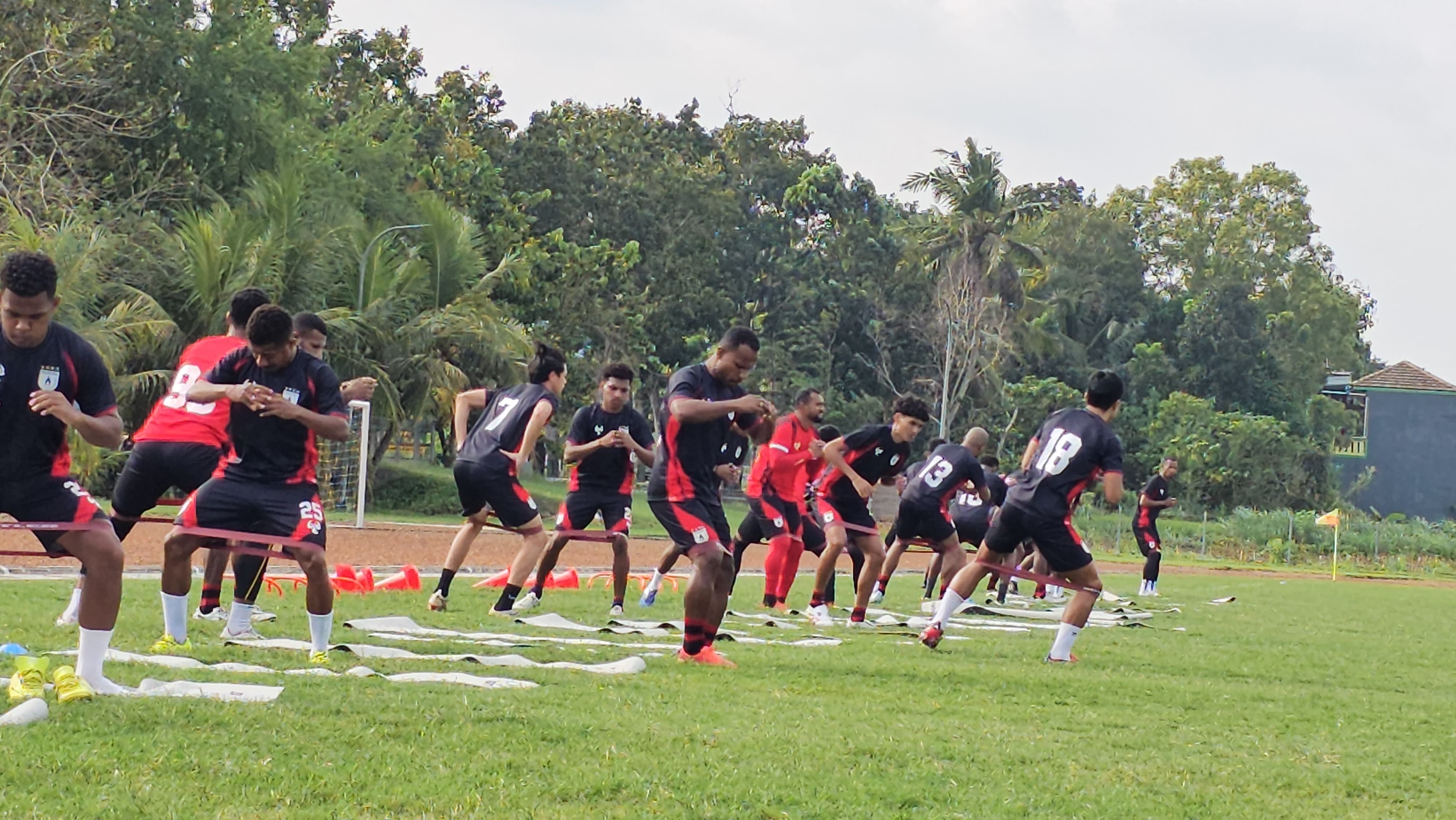 Skuad Persipura ketika menjalani TC di Yogyakarta. Kini 97 persen pemain Persipura didominasi pemain asli Papua. (CEPOSONLINE.COM/HANS PALEN).