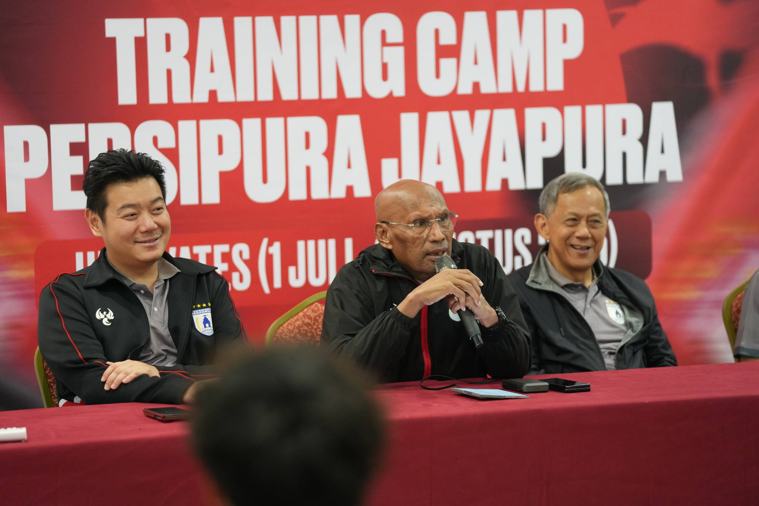 Manager Persipura, Owen Rahadian saat berbincang dengan, Komisiaris Utama Persipura, Rudy Maswi dan Ketua Umum Persipura, Benhur Tomi Mano dan Ruben Sanadi. (CEPOSONLINE.COM/HANS PALEN)