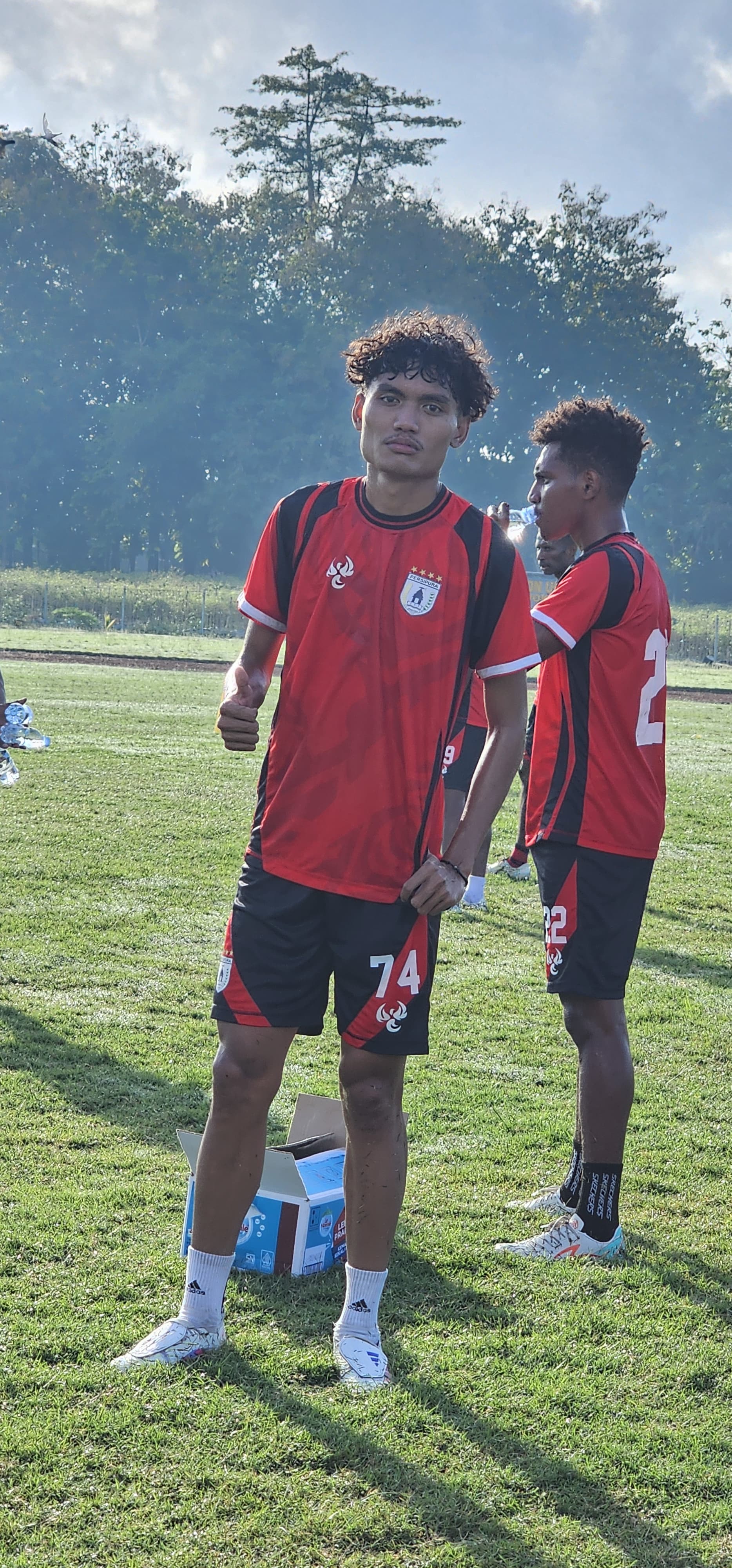 Denis Ivakdalam ketika berlatih bersama rekannya di Persipura di Lapangan Sepak Bola Wates, Yogkara.(CEPOSONLINE.COM/HANS PALEN)