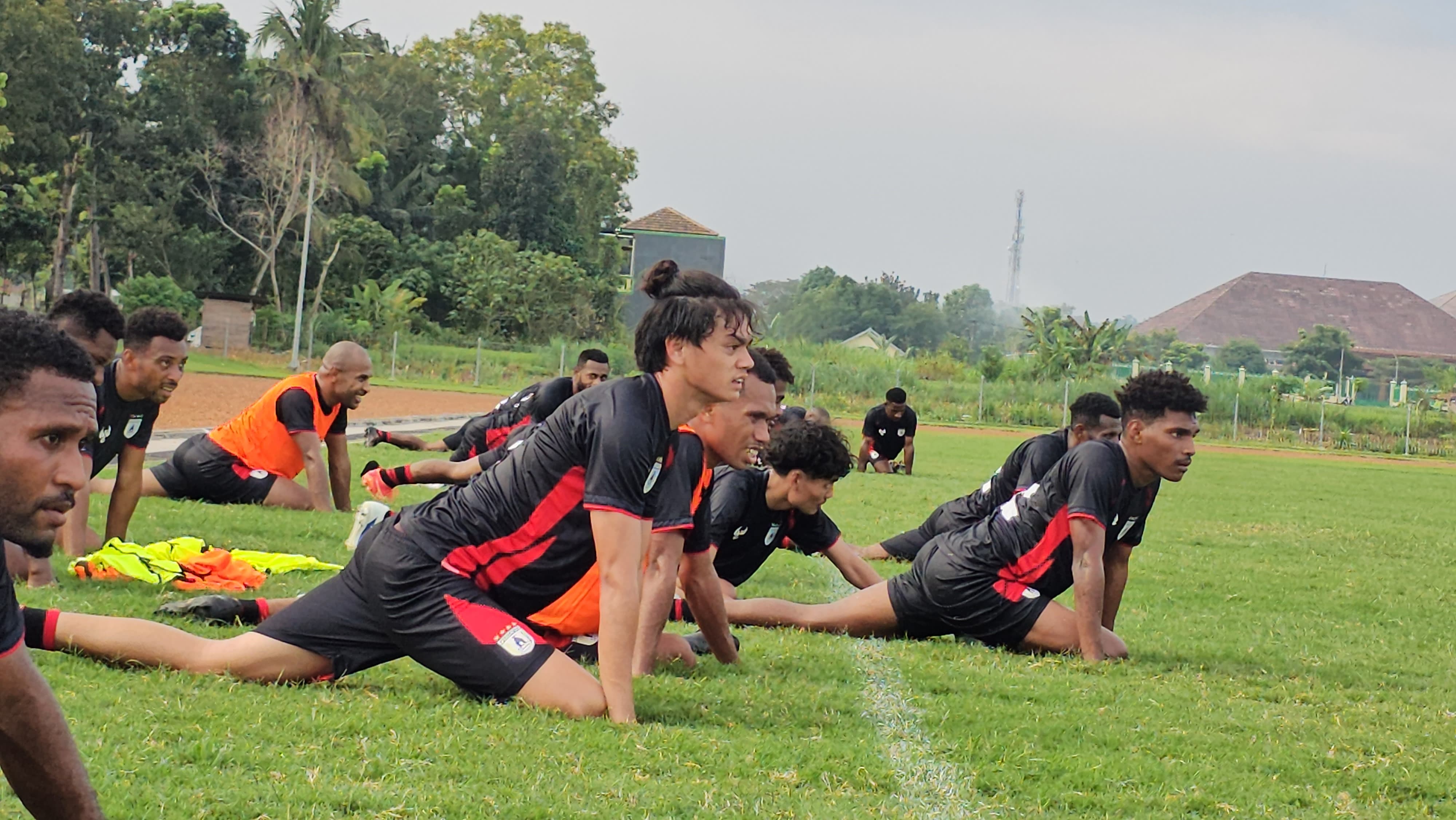 Reno Salampessy ketika menjalani latihan bersama rekannya di Persipura, di Lapangan Sepak Bola UNY Wates, Yogyakarta. (CEPOSONLINE.COM/HANS PALEN).