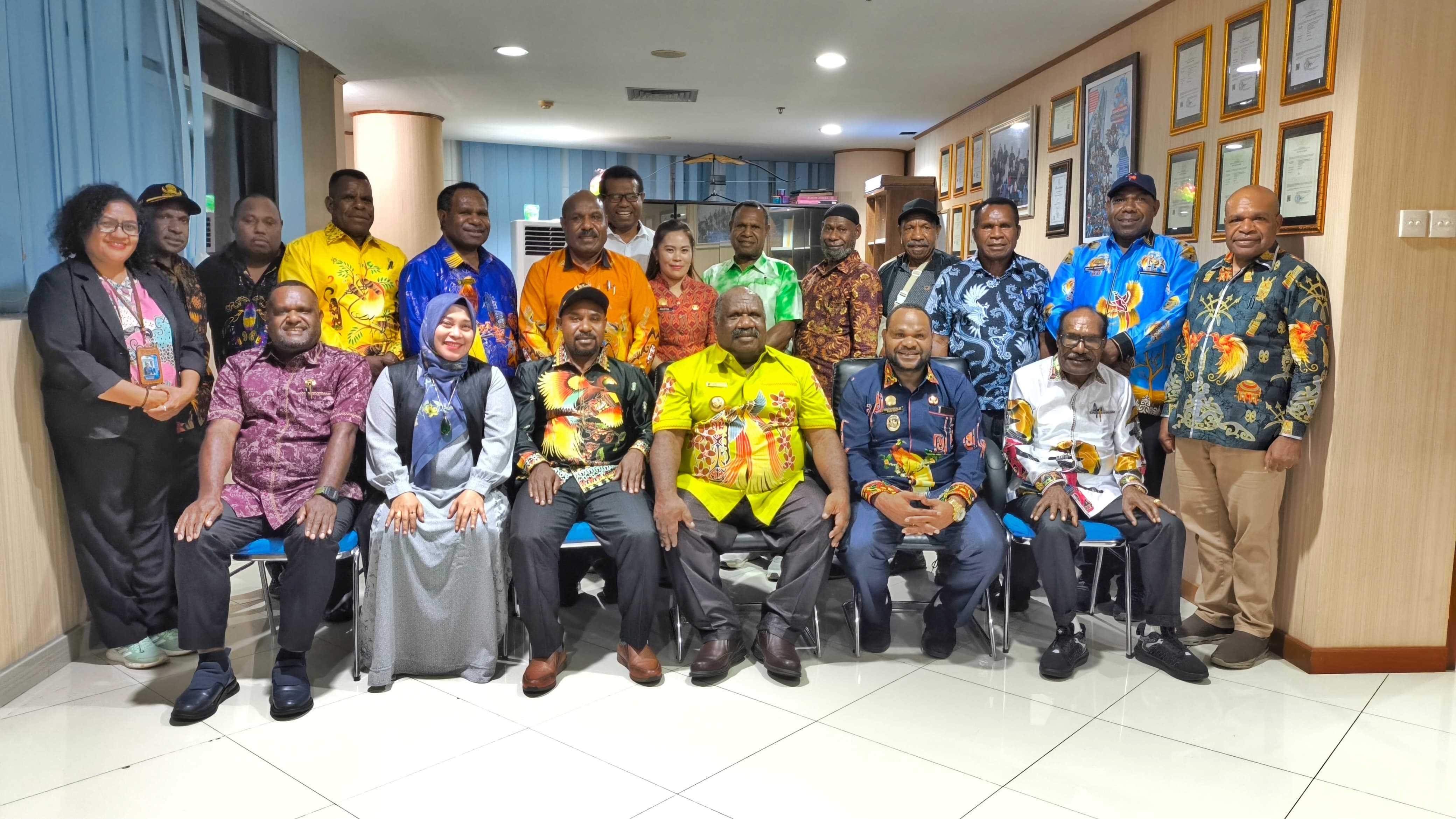 Foto bersama Bupati Lanny Jaya Aletinus Yigibalom, Wakil Bupati,Fredi Ginia Tabuni, Pimpinan DPR bersama Direktur Cepos, Nurul Hidayah dan seluruh pimpinan OPD kunjungannya ke Gedung Graha Pena Papua