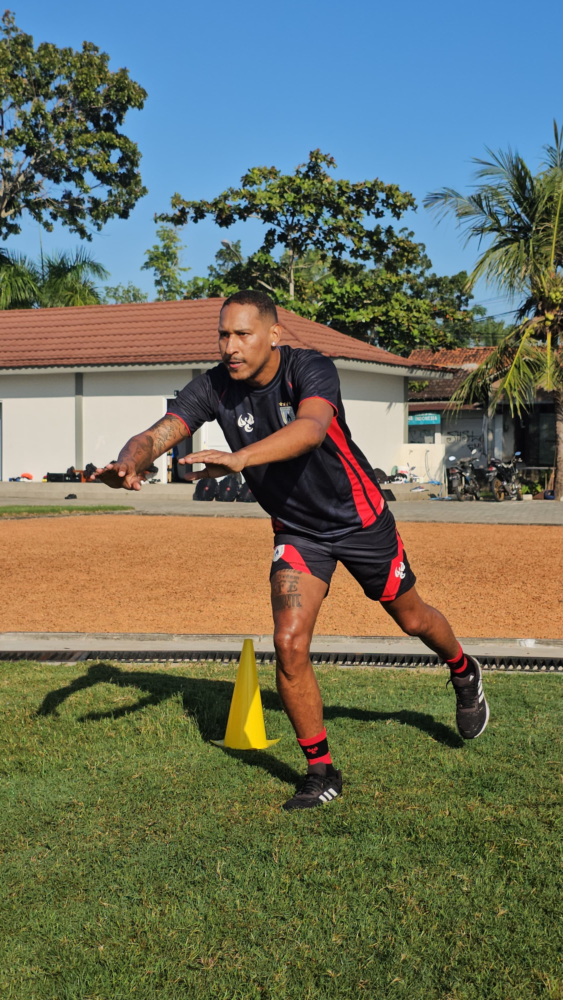 Pemain asing Persipura, Artur Vieira saat menjalani latihan didampingi pelatih fisik Persipura Elsa Pramudya. (CEPOSONLINE.COM/HANS PALEN)