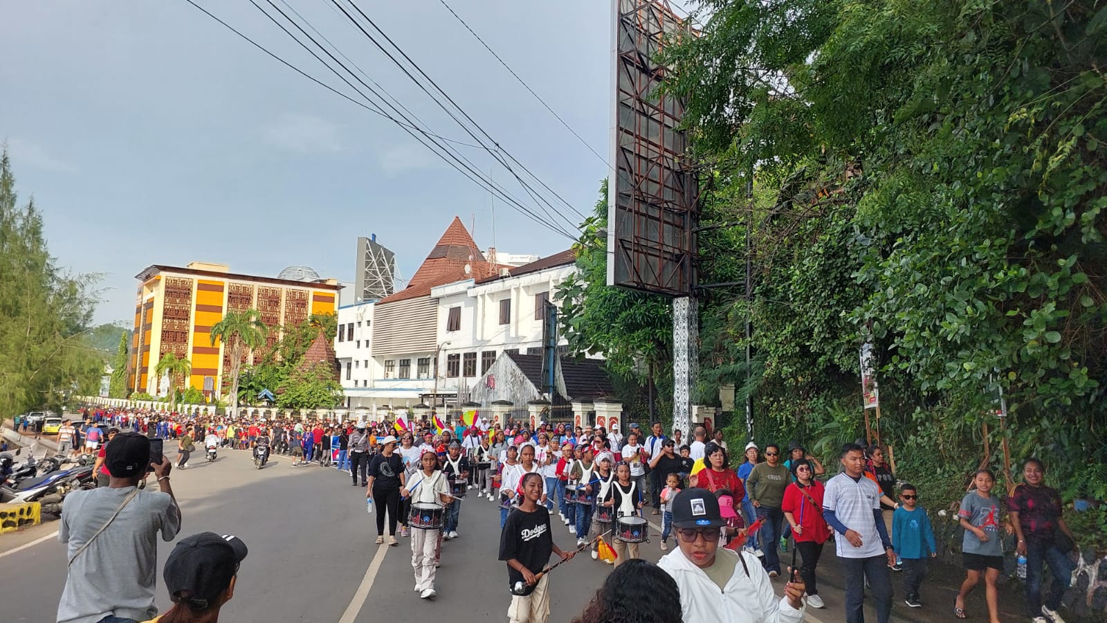 Umat Katholik Keuskupan Jayapura berbaur saat jalan santai bersama Uskup Mgr. Yanuarius Theofilus Matopai You di Kantor Gubernur, Sabtu (12/7/2025). (CEPOSONLINE.COM/KAREL)