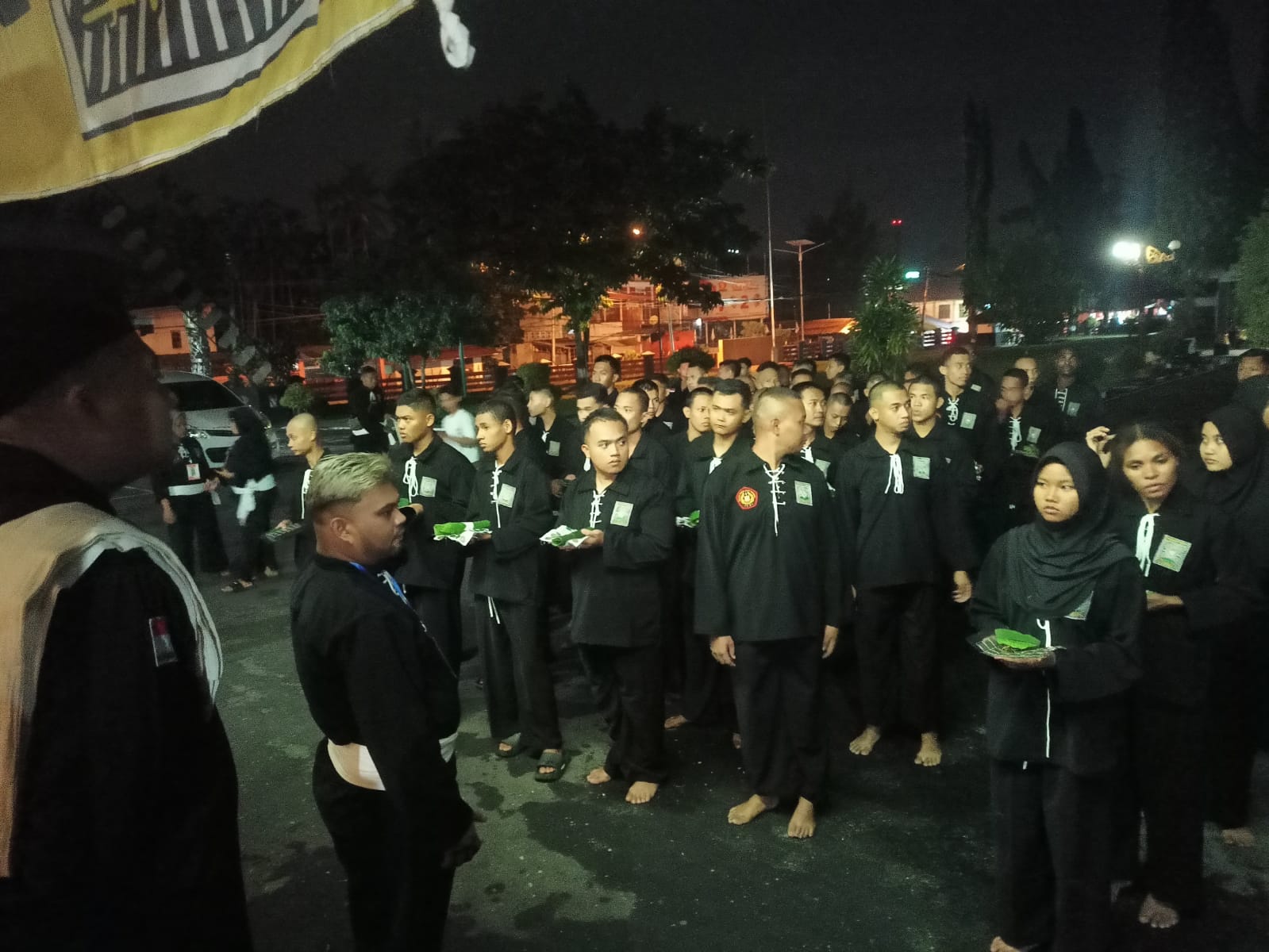 Sejumlah siswa-siswi Persaudaraan Setia Hati Terate Cabang Jayapura yang bersiap untuk disahkan pada Minggu (13/7) dini hari.  (Ceposonline.com/Agung).