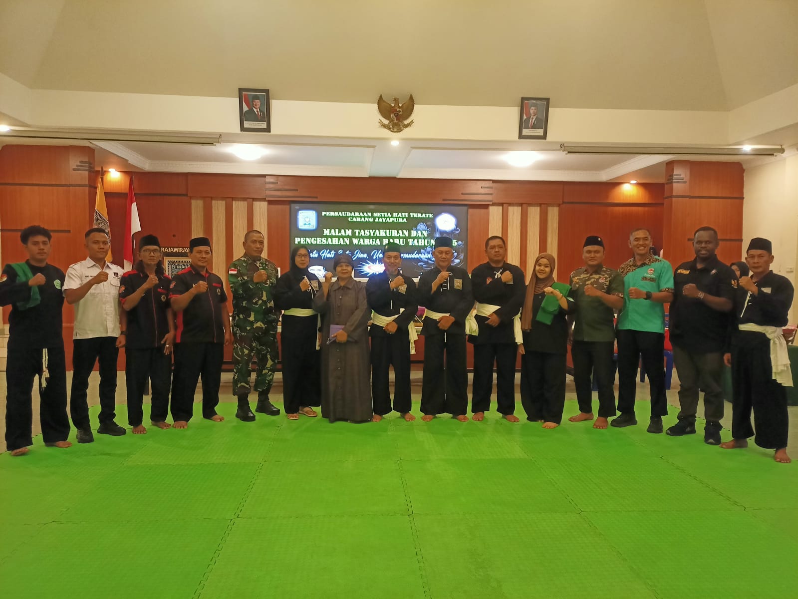 Ketua PSHT Cabang Jayapura Suprapto (paling kanan), Ketua Dewan PSHT Cabang Jayapura Mayor (Purn) Suprat (tengah) foto bersama sejumlah pimpinan peruguran pencak silat dan tamu undangan lainnya