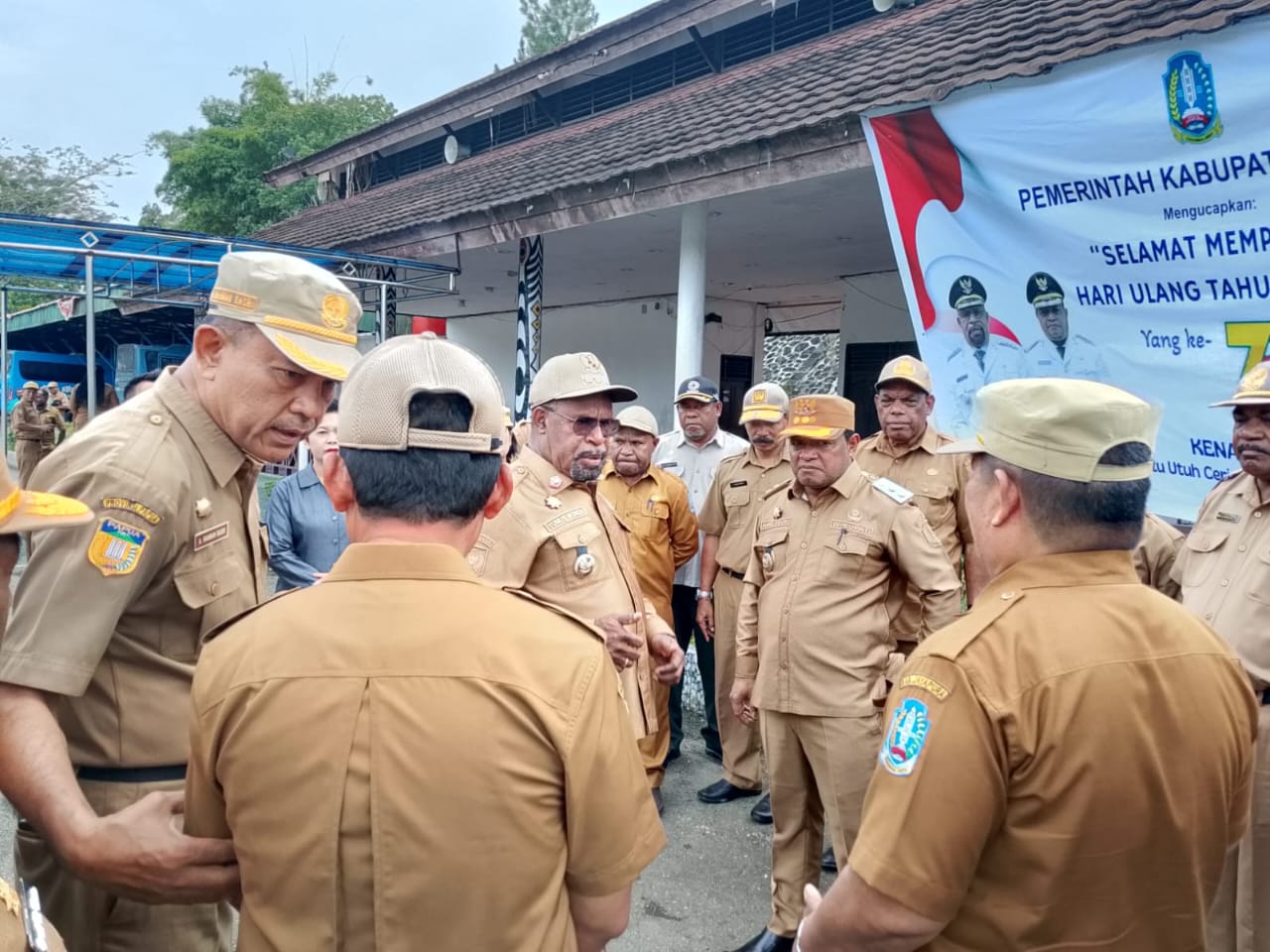 Bupati Jayapura Yunus Wonda saat berkoordinasi dengan para OPD terkait kunjungan kerja yang telah dilakukannya, usai memimpin apel pagi di lapangan upacara Kantor Bupati Jayapura, Senin (14/7/2025).