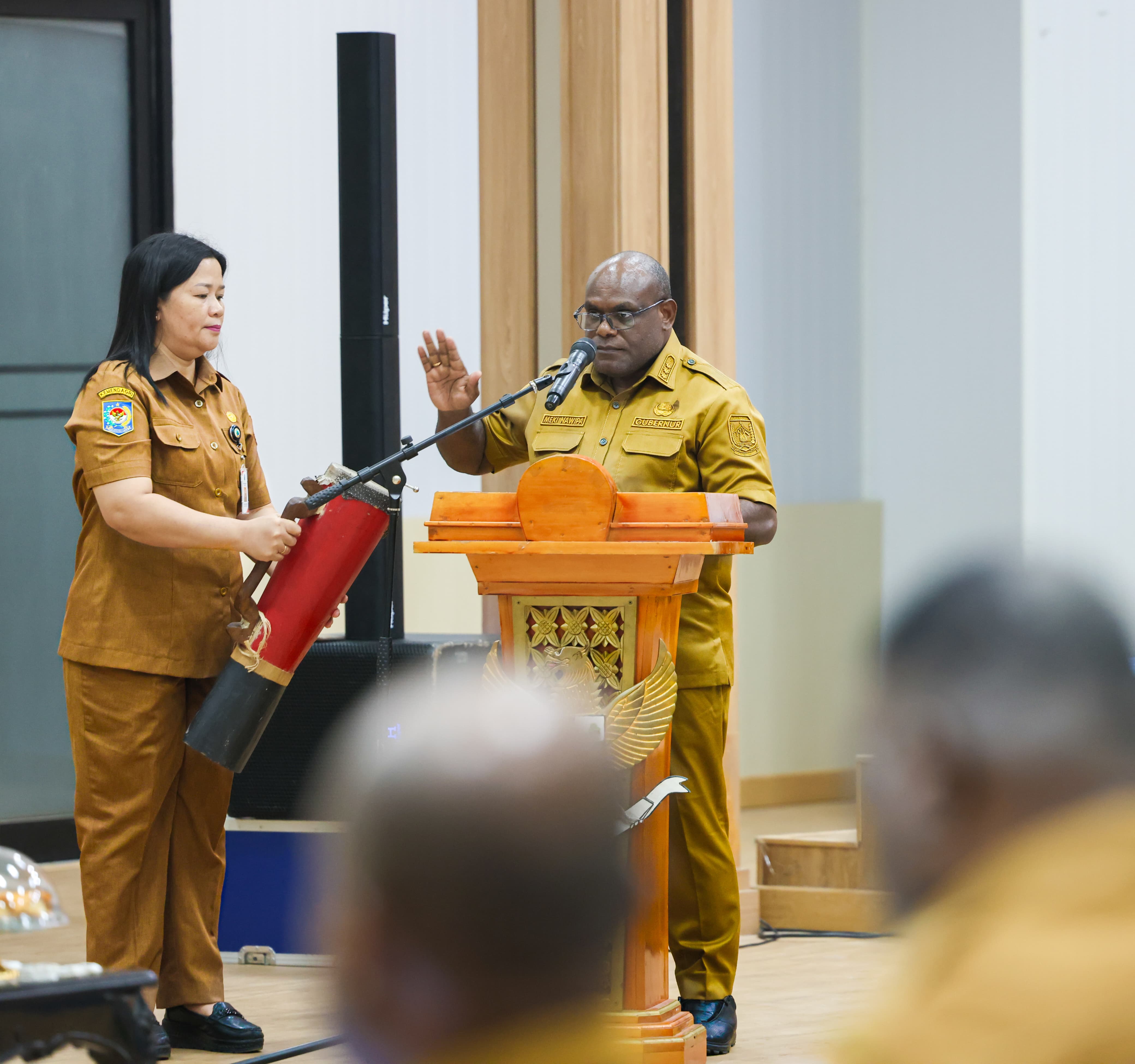 Gubernur Papua Tengah, Meki Nawipa saat membuka Rapat Koordinasi Pemprov Papua Tengah, Pemkab Nabire dan KPK di Ballroom kantor Gubernur Papua Tengah. (CEPOSONLINE.COM/HUMAS PEMPROV)
