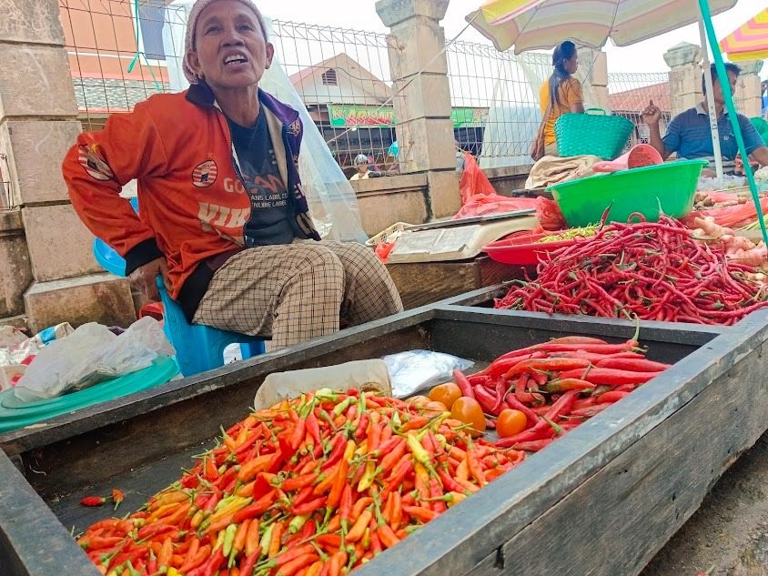 Salah satu pedagang Cabe Rawit di Pasar Wamanggu Merauke saat menunjukkan jualan cabenya, Selasa (15/7/2025)   Ceposonline.com/Sulo