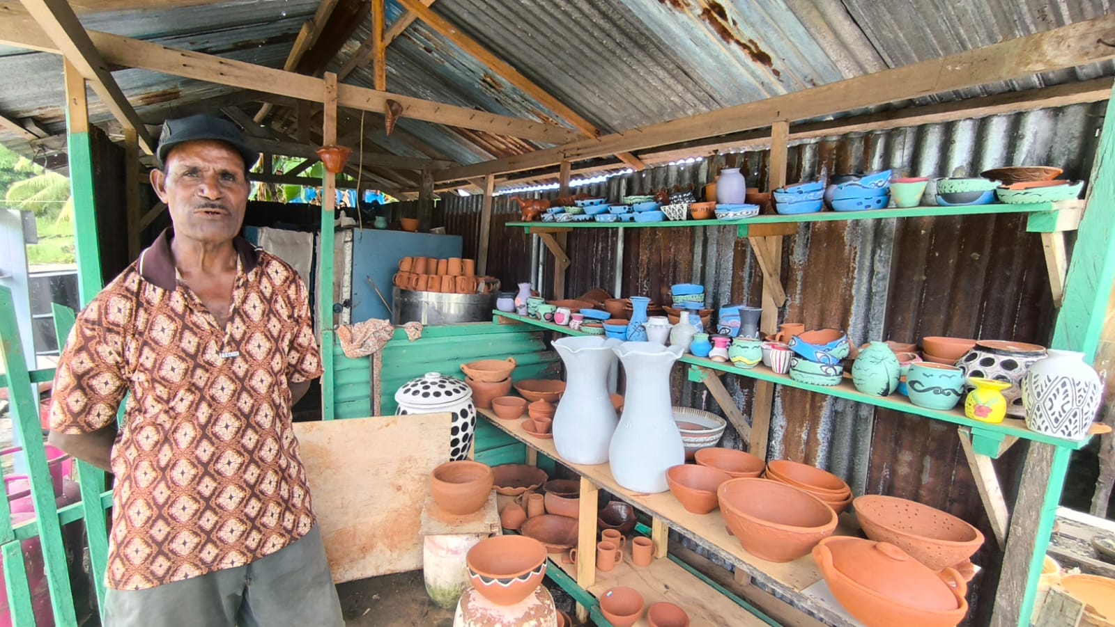 (Gamel Cepos) Yonas Doyapo saat menunjukkan berbagai kerajinan gerabah yang dibuat bersama istrinya di Kampung Abar, Distrik Ebungfau, Kabupaten Jayapura, Sabtu (5/7)