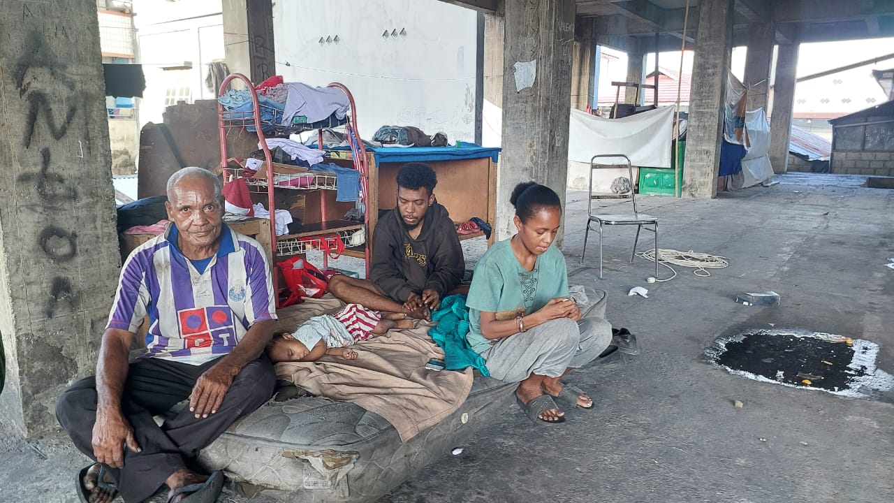 Kondisi tempat tinggal Yorgen Ayomi dan anaknya di bangunan kosong di Kali Hanyaan Entrop, Kota Jayapura Papua, Kamis (17/7)(CEPOSONLINE.COM/KAREL)