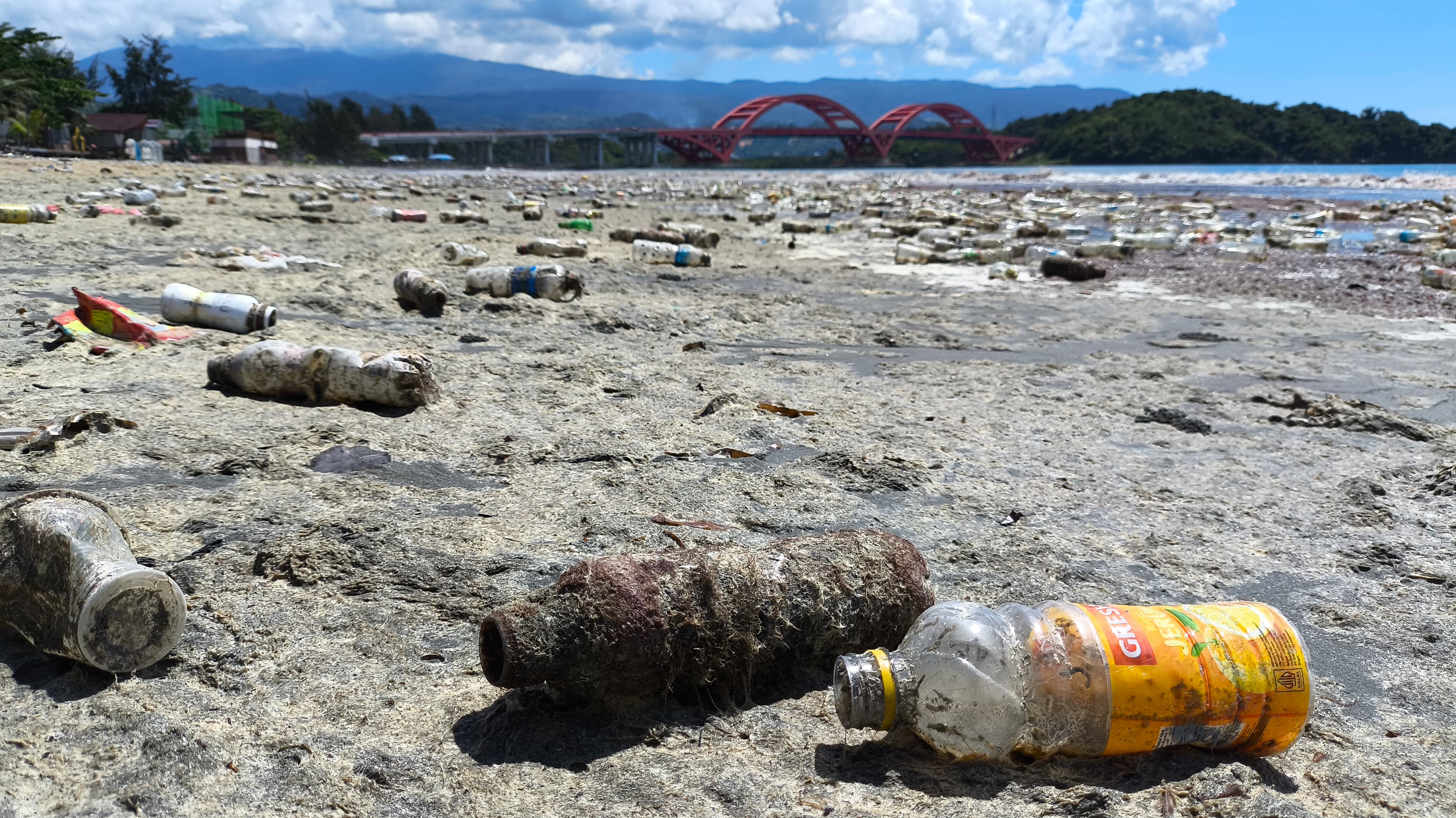 Pantai Holtekamp saat difoto Jumat (18/7/2025) terlihat berwarna gelap dan banyak sampah. Warga khawatir karena menganggap ada limbah yang berserakan di pantai. (CEPOSONLINE.COM/GAMEL)