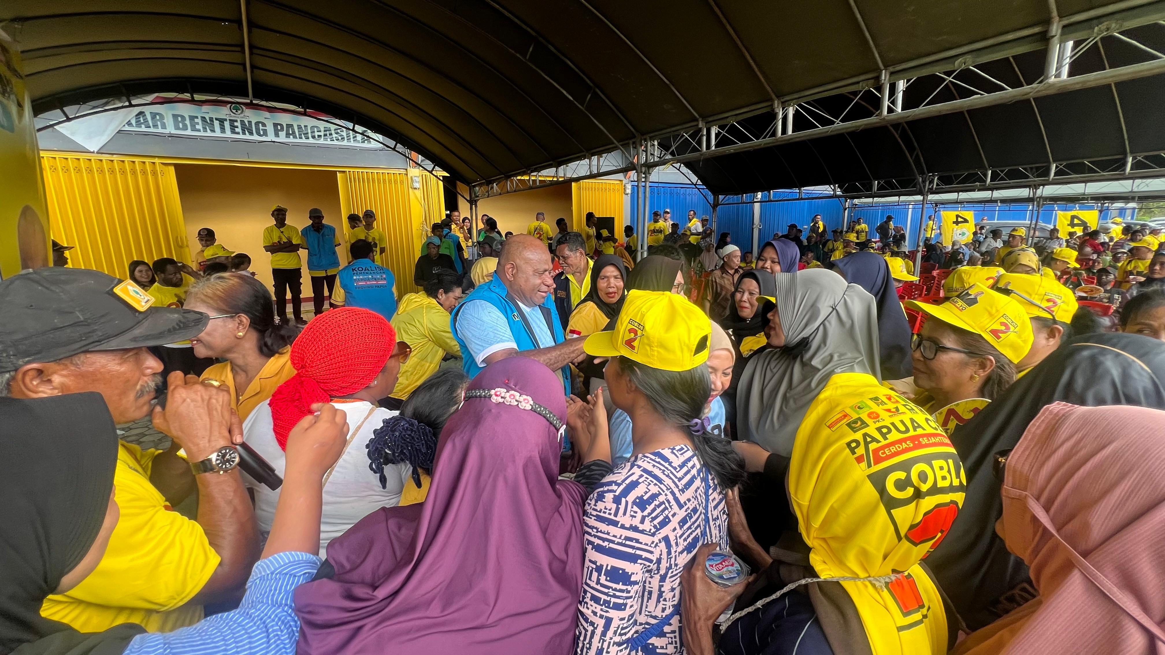 Calon Gubernur Provinsi Papua nomor urut 2, Matius D. Fakhiri (MDF) saat berinteraksi dengan masyarakat di Swakarsa, Distrik Arso, Jumat (18/7). (ERIANTO / Ceposonline.com)