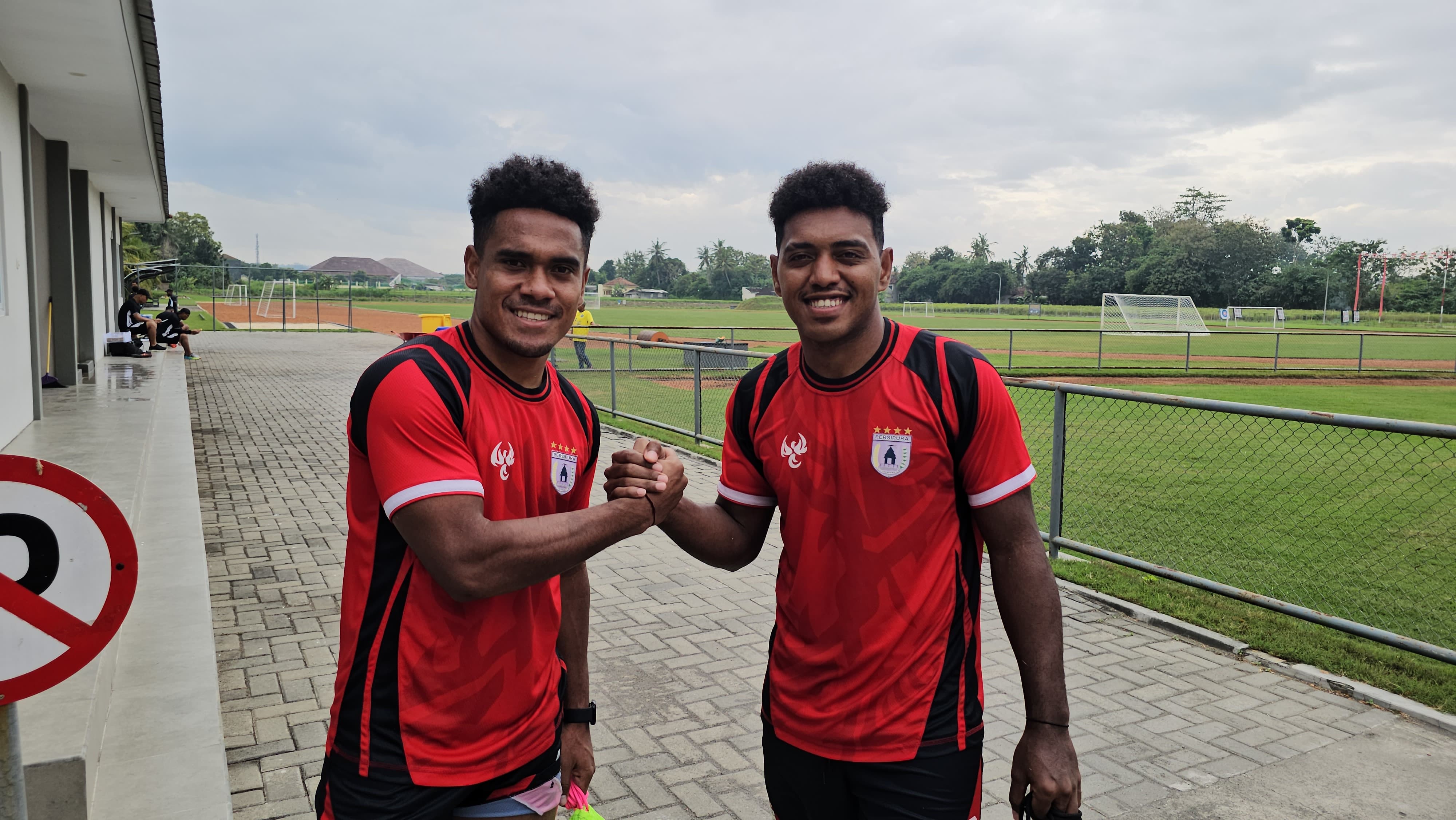 Dua pemain muda Persipura, Kelly Sroyer dan Febrianto Uopmabin. (CEPOSONLINE.COM/HANS PALEN).